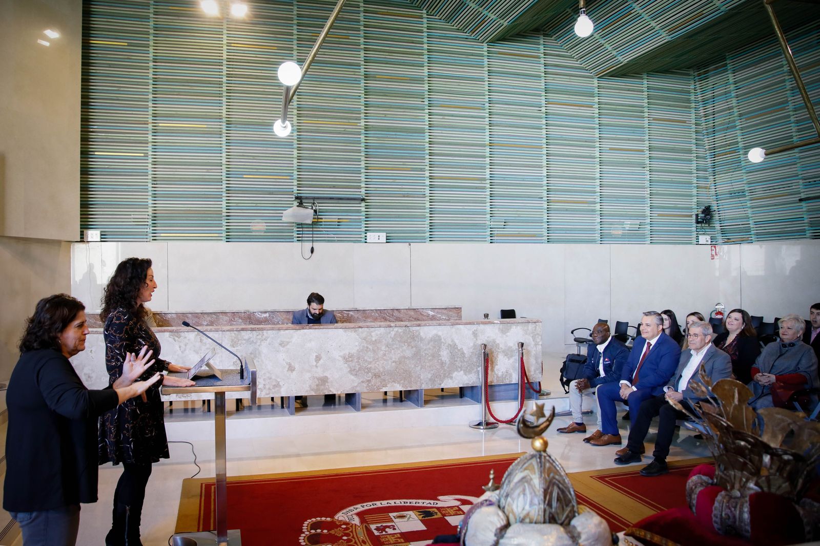 Imágenes de la entrega de las coronas a los emisarios de sus Majestades los Reyes Magos de Oriente