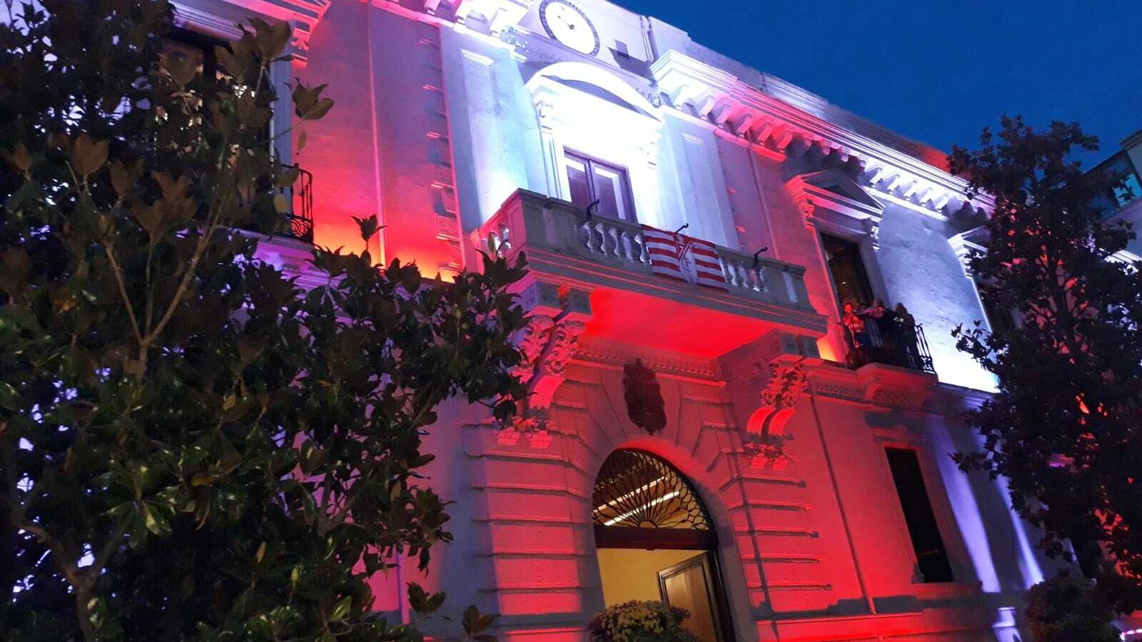 Fachada del Ayuntamiento iluminada con los colores del Granada CF.