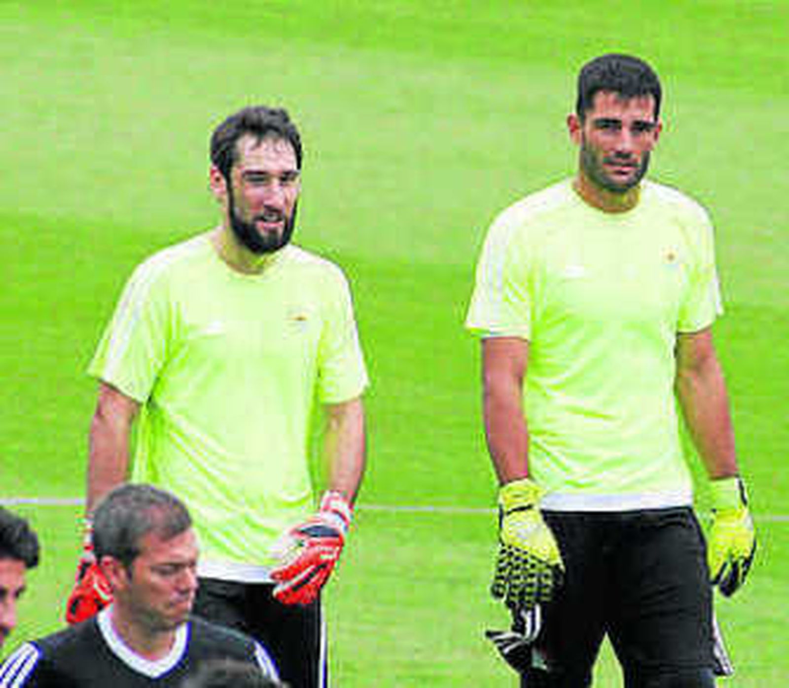 Adán se apresta a golpear el balón su pie bueno, el izquierdo.