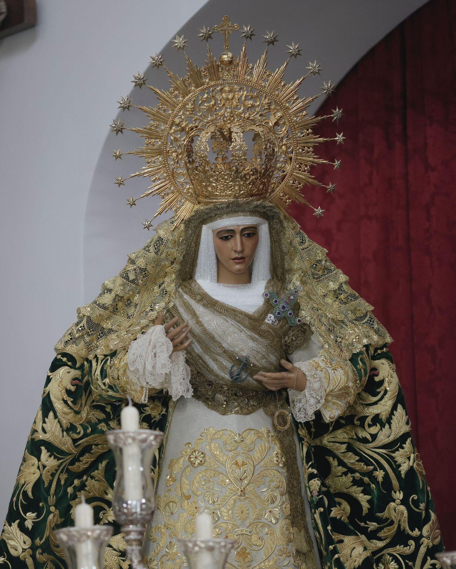 La Esperanza de Triana, con la saya inspirada en la de Belmonte y la icónica toca de volantes.