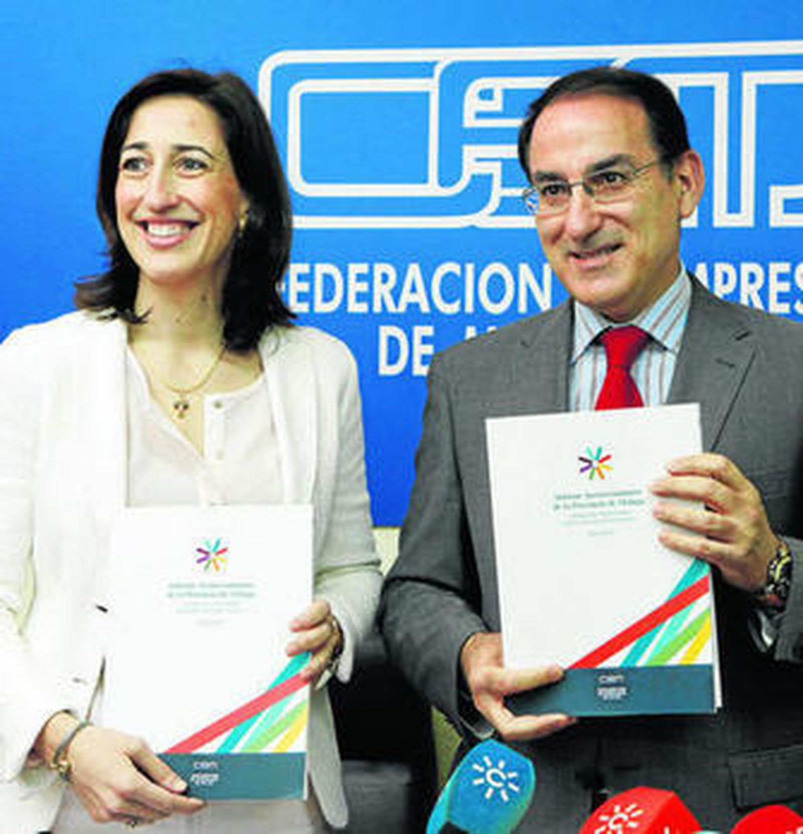Natalia Sánchez, secretaria general de la CEM, y Javier González de Lara, presidente, ayer en la presentación de un informe.