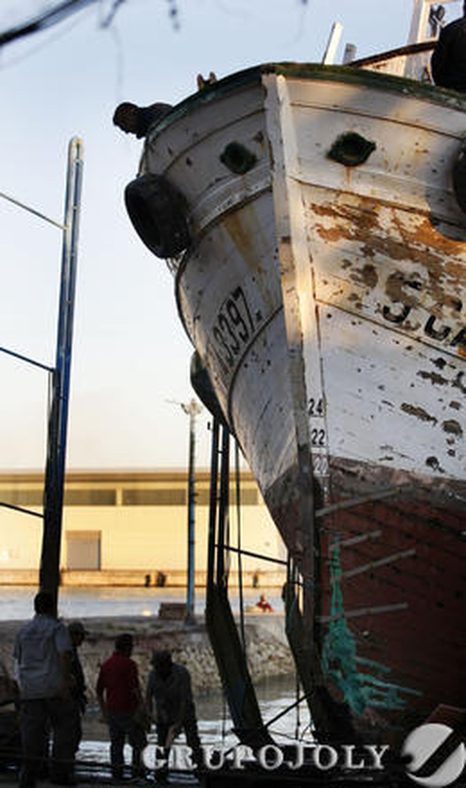 El Adriano III regresa al varadero de El Puerto, donde será reparado para su puesta en funcionamiento en marzo de 2012.

Foto: Fito Carreto