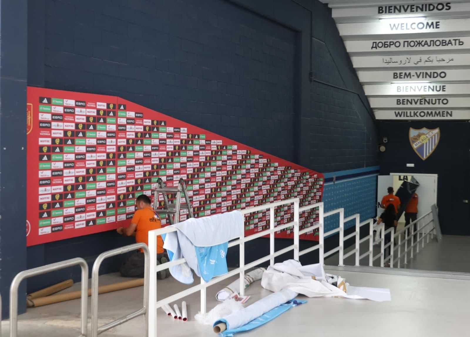 Ponen las lonas de la RFEF en la zona mixta de La Rosaleda.