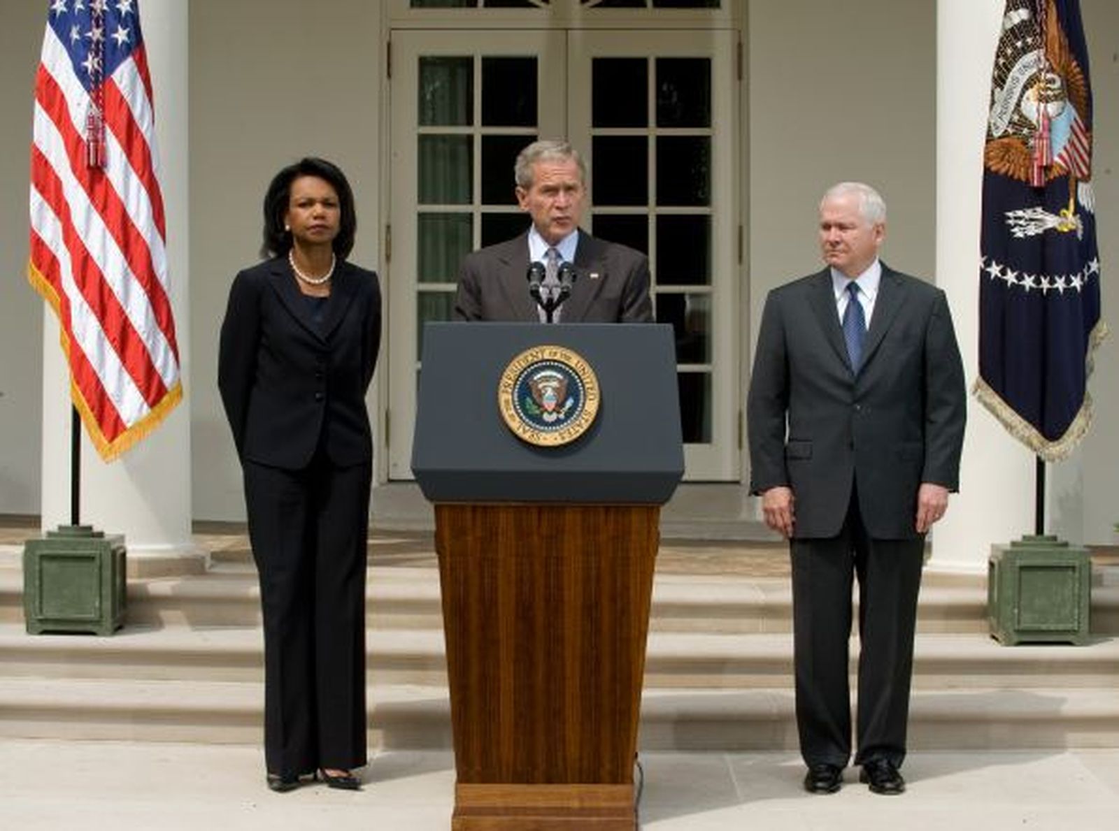 Bush anuncia el envío de una misión política y otra humanitaria a Georgia