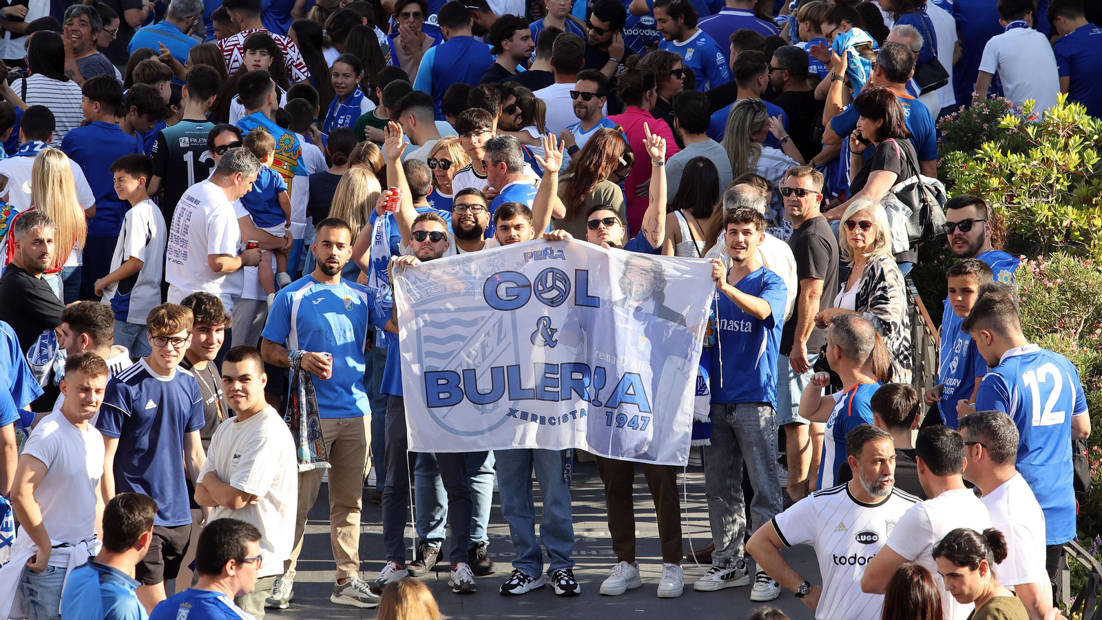 Baño de masas del Xerez CD en Jerez por su ascenso