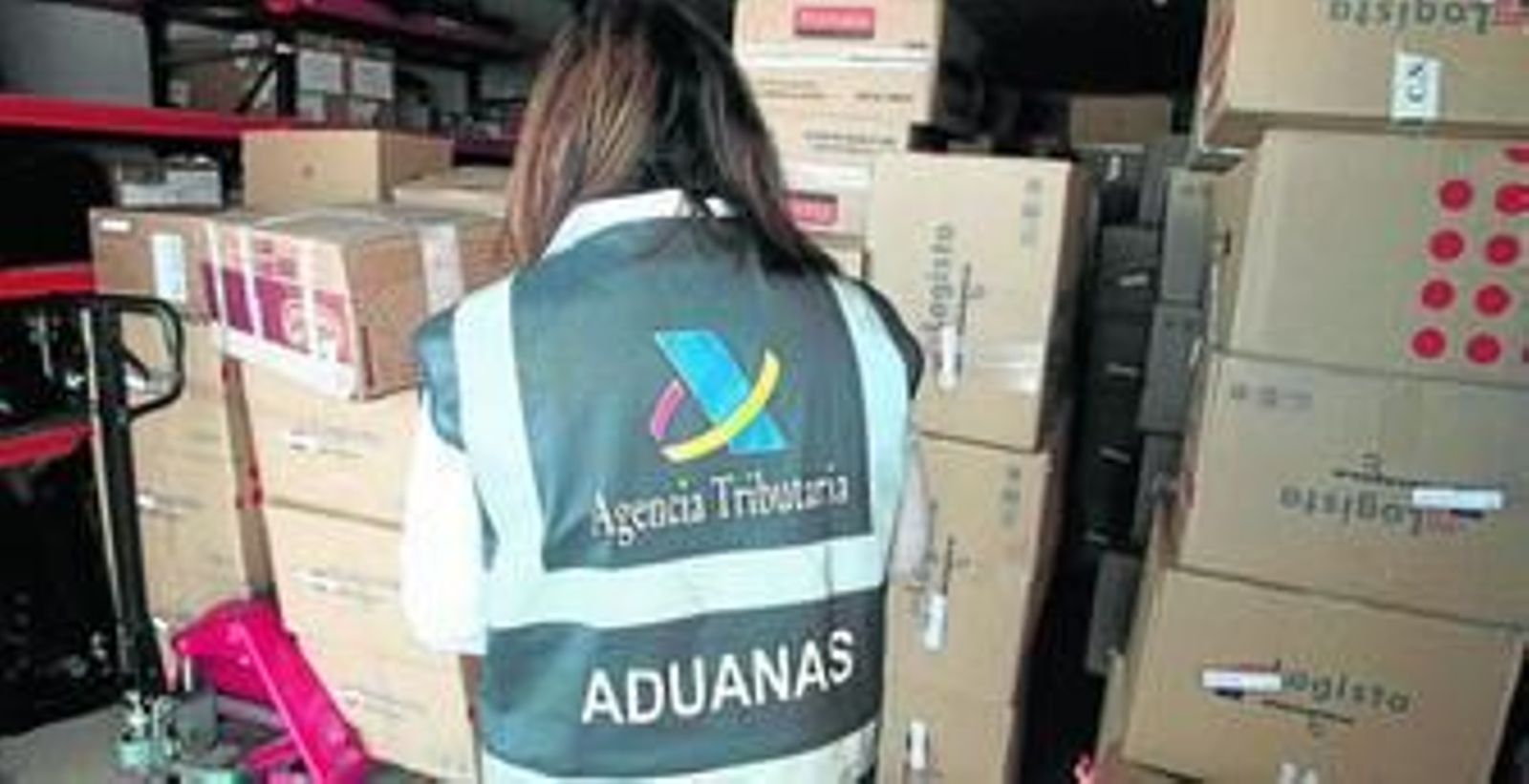 Una agente de aduanas frente a unas cajas de tabaco incautadas en la Aduana de La Línea.
