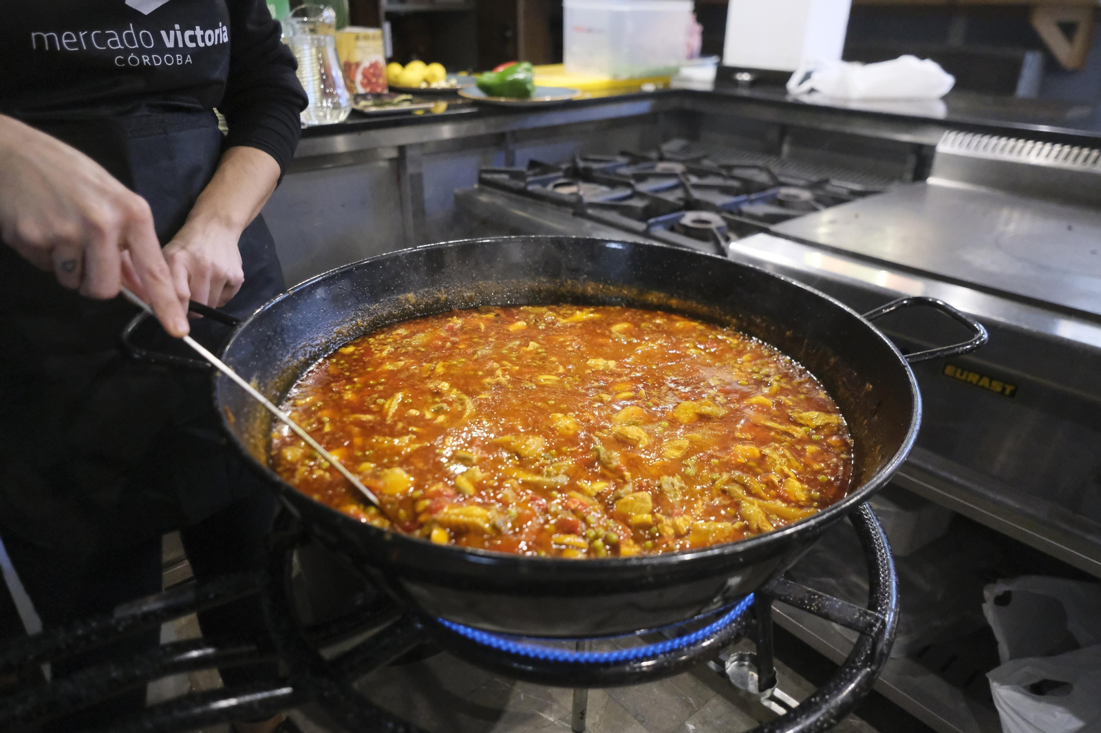 La jornada del perol cordobés en el Mercado Victoria, en imágenes