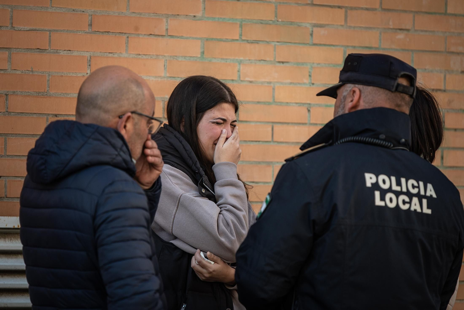 Imágenes de la dramática mañana de tensión que se ha vivido en Isla Chica tras el incendio en una vivienda