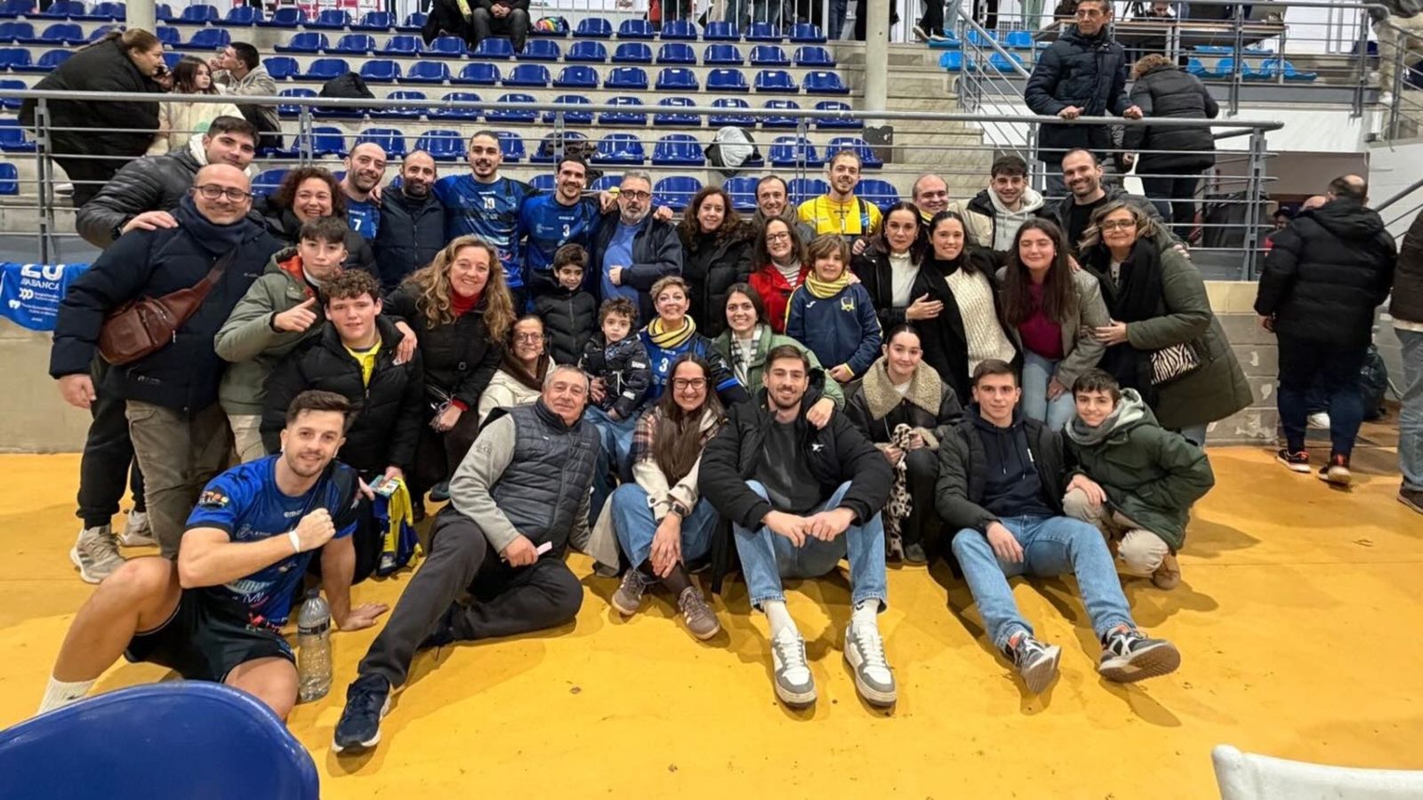 La peña Grada Amarilla de BM Caserío Ciudad Real estuvo presente animando al plantel ejidense.