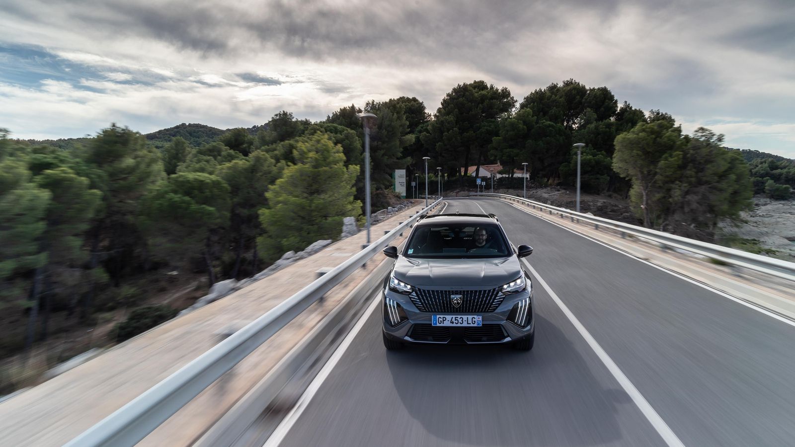 Resulta muy evidente la diferencia de respuesta al acelerador según el modo de conducción seleccionado. Ahora bien, se recupera la máxima potencia con sólo pisarlo a fondo.