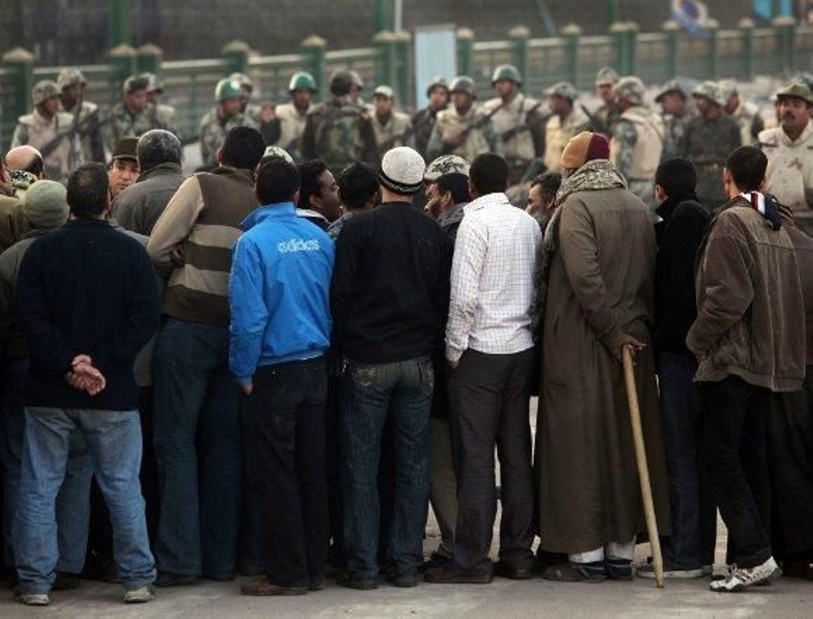 El ejército suaviza el toque de queda y se restablece parcialmente el acceso a internet