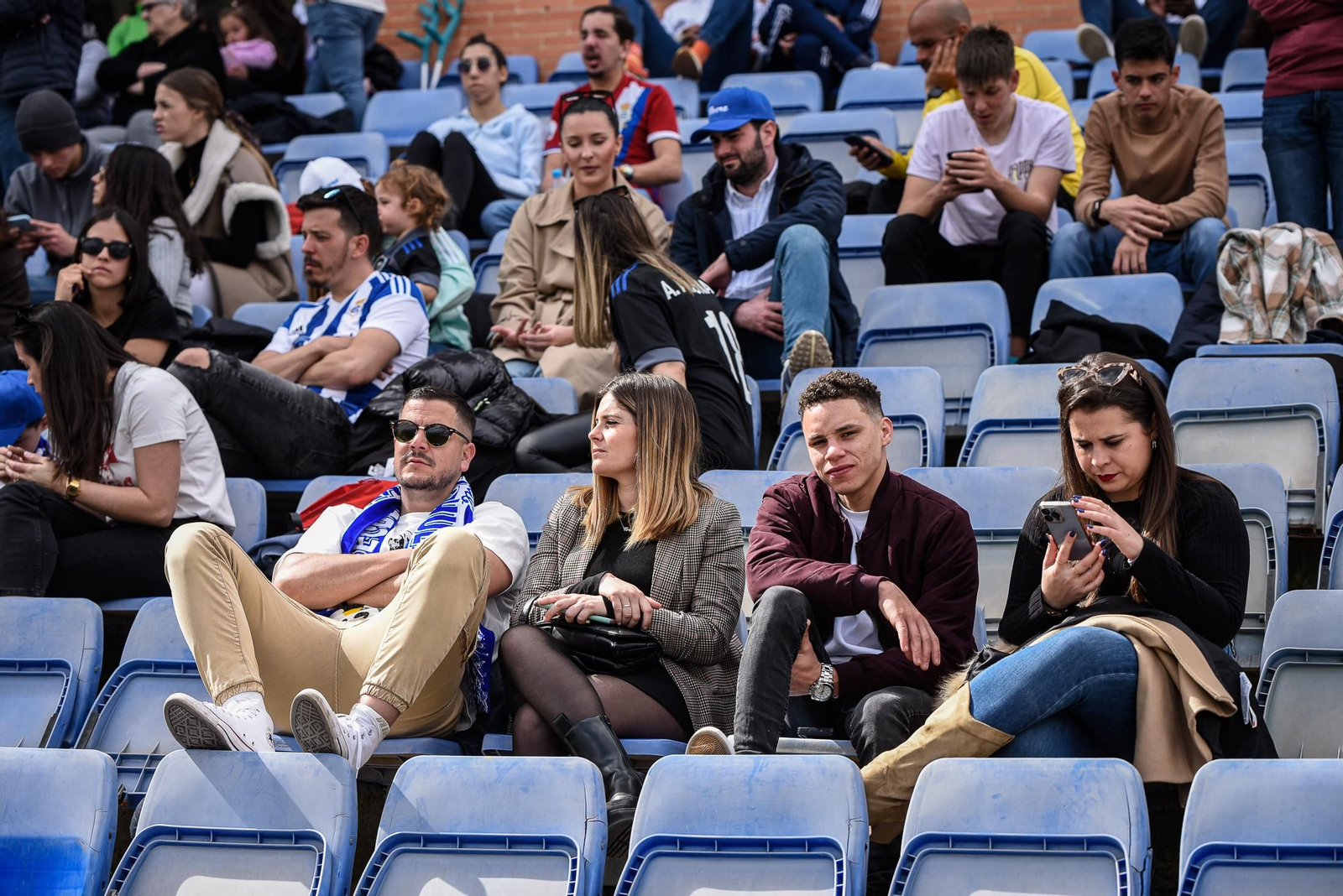 Imágenes de la afición en el Colombino en el Recreativo - Antequera