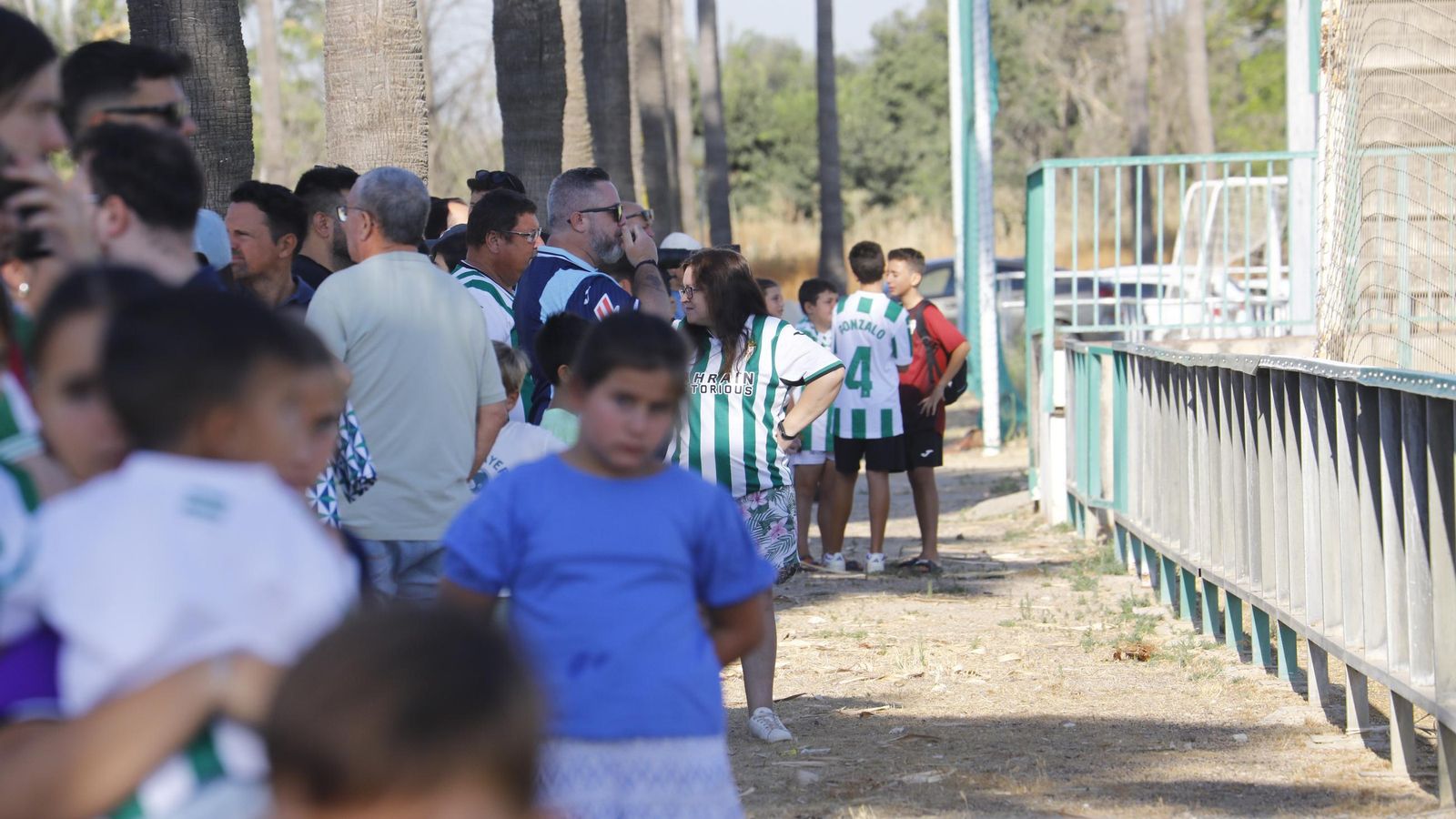 Varios aficionados, presentes este lunes en el entrenamiento en la Ciudad Deportiva.