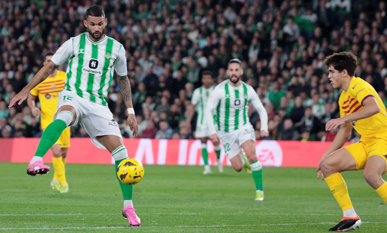 Willian José toca la pelota ante el jovencísimo central Cubarsí.