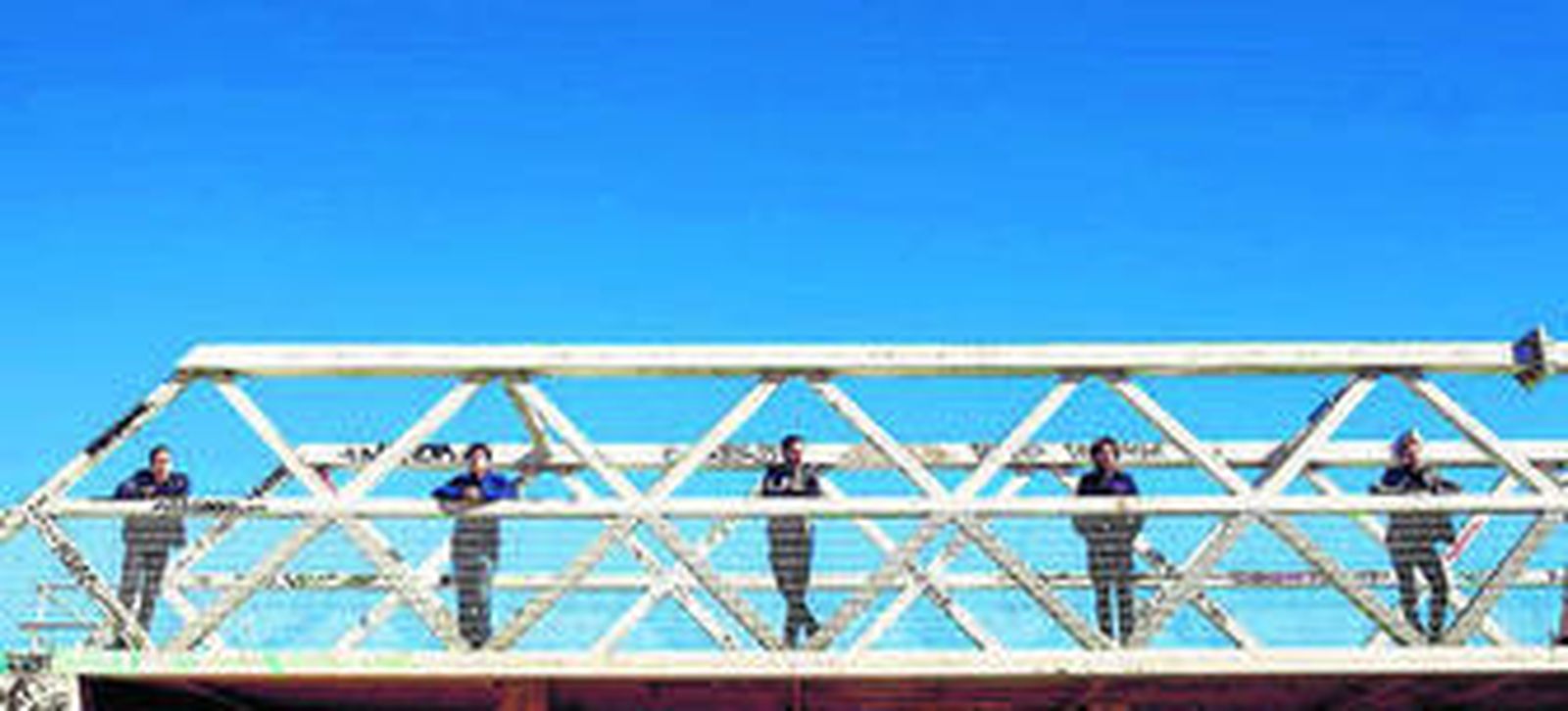 1. El grupo donostiarra Joe La Reina, en una imagen promocional de 'Bailamos por miedo'. 2. Los murcianos Neon Lights. 3. Genís Segarra, a la izquierda, y Carlos Ballesteros, con un retrato del genial matemático Alan Turing.  4. Novedades Carminha, 'garage'-pop desde Galicia. 5. El dúo belga Amatorski, una de las bandas internacionales de esta edición. 6. Ángel Stanich, mirando la vida pasar. 7. Los catalanes Sidonie, ahora volcados en la electrónica.