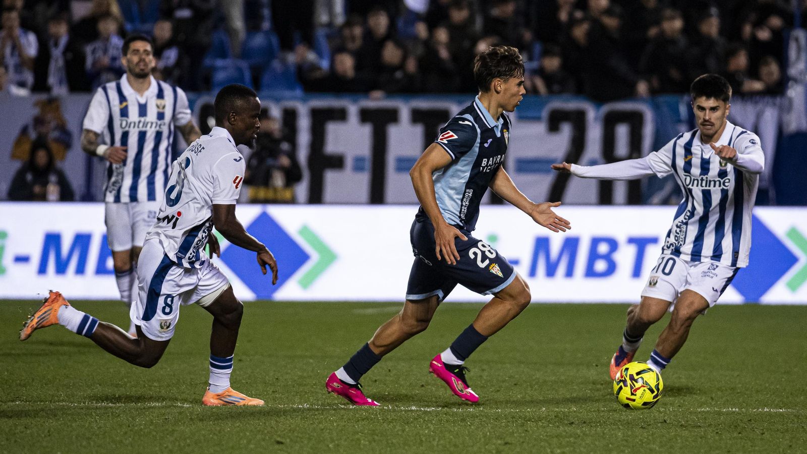 Jan Salas conduce el balón entre dos jugadores del Leganés.