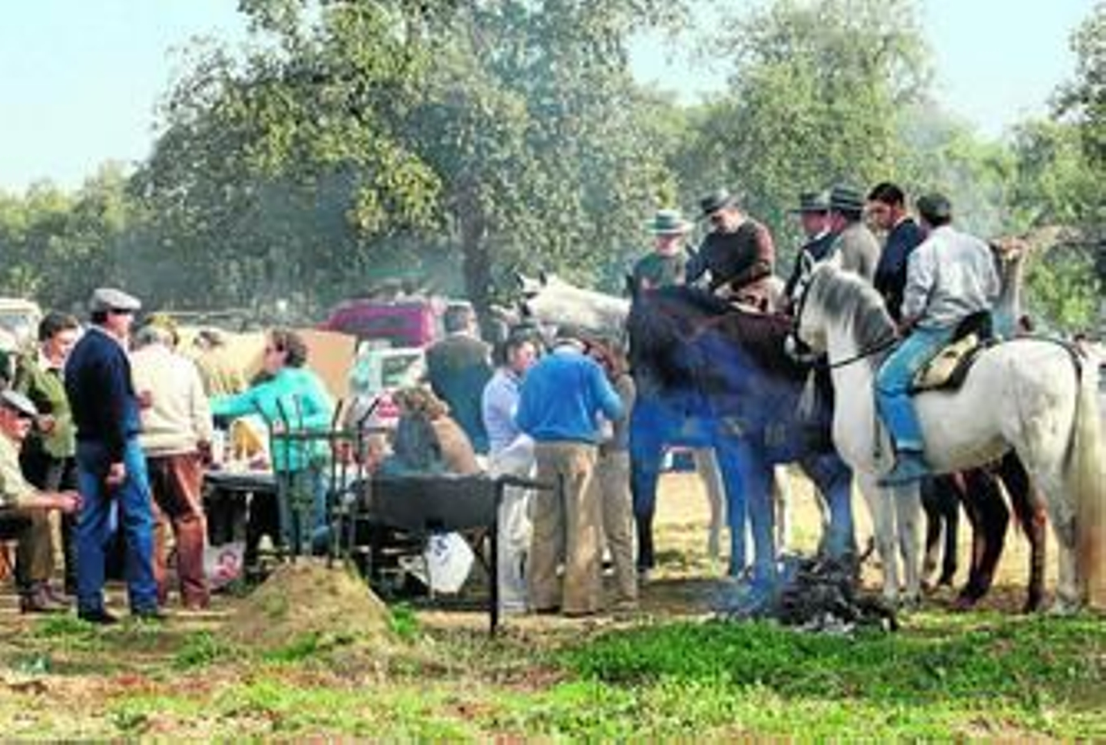 Un grupo de amigos y familiares en una edición anterior de la romería de San Sebastián en Bollullos.