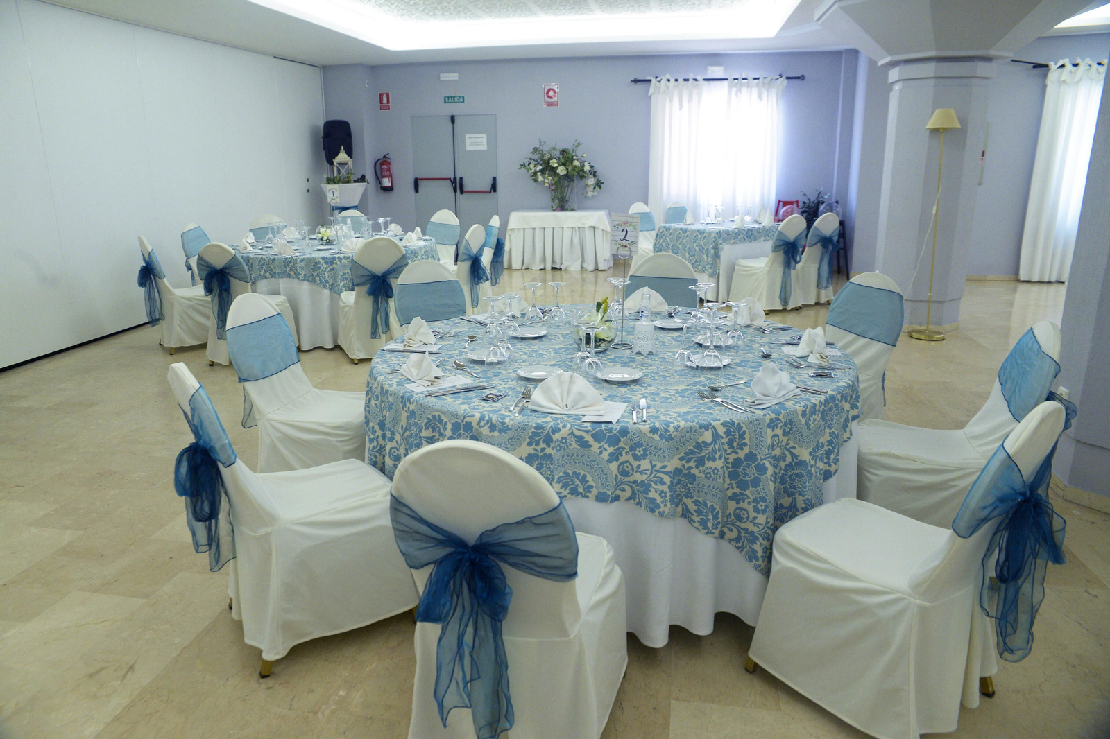Un salón del hotel Alborán, preparado para una celebración