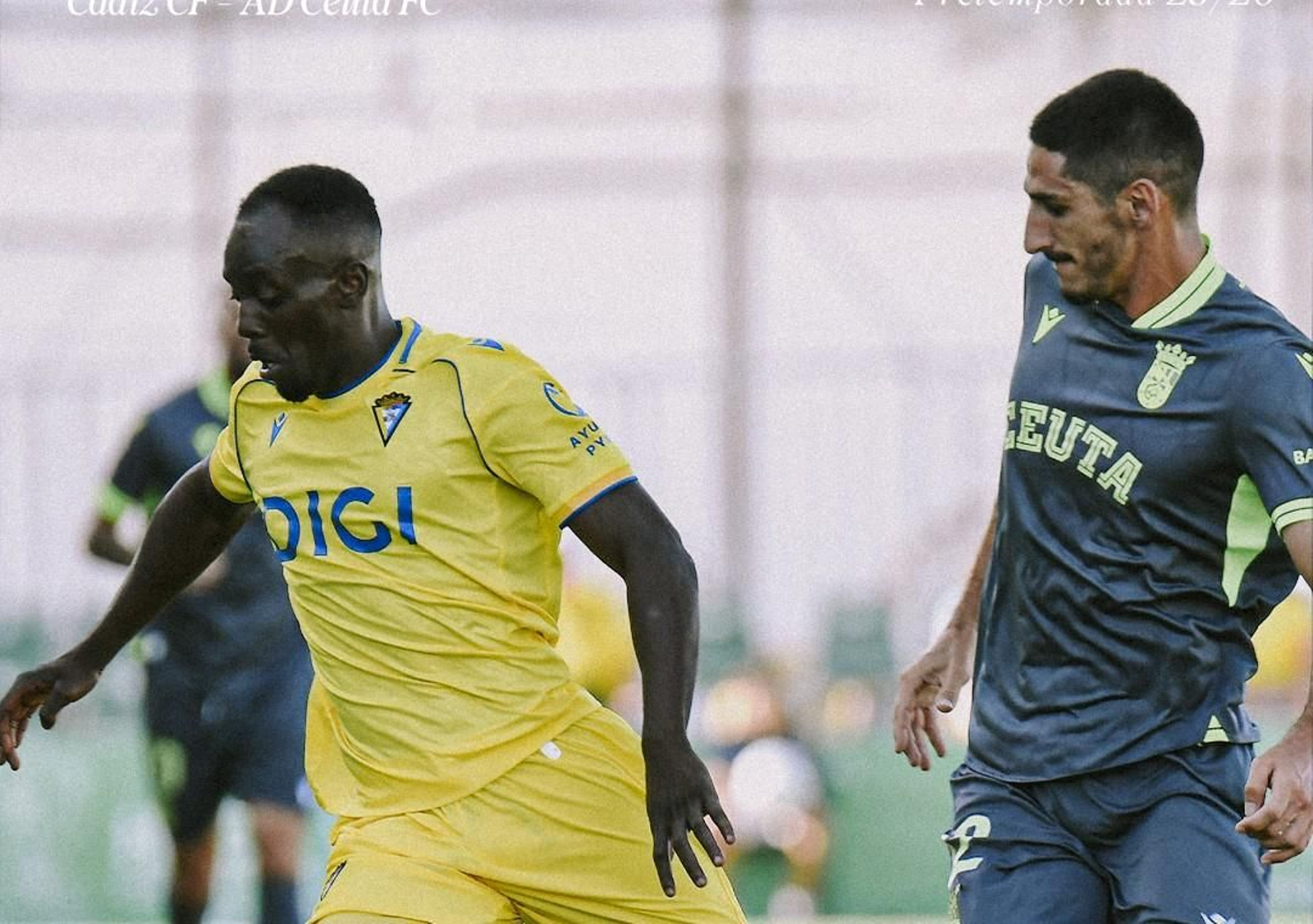 Diarra y Bodiger en el duelo entre el Cádiz y el Ceuta.