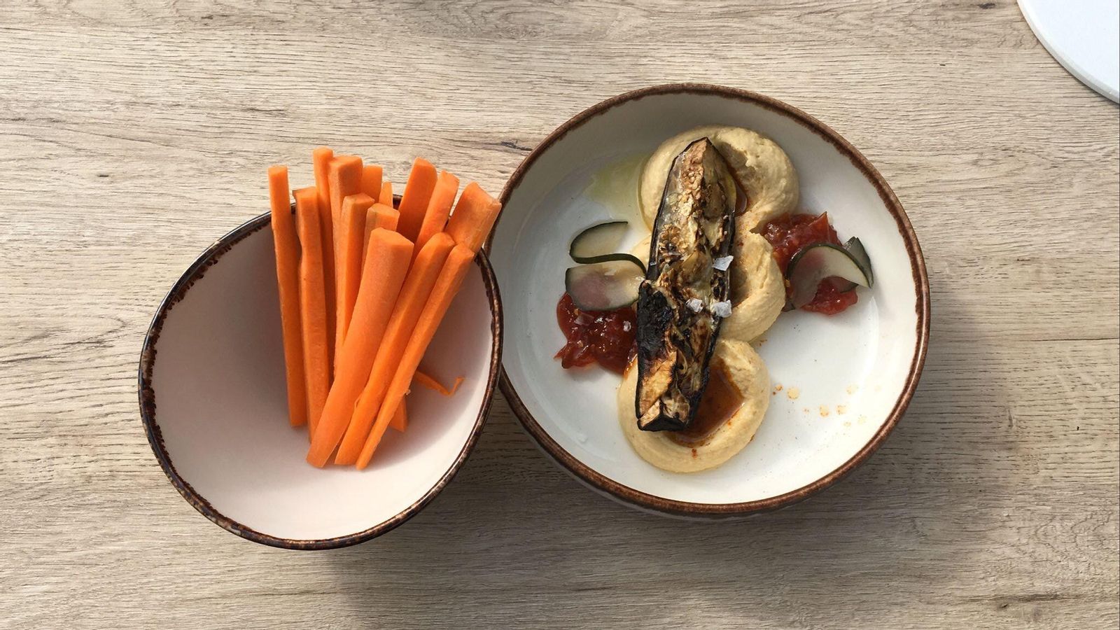 Humus de garbanza de Escacena y berenjena a la brasa