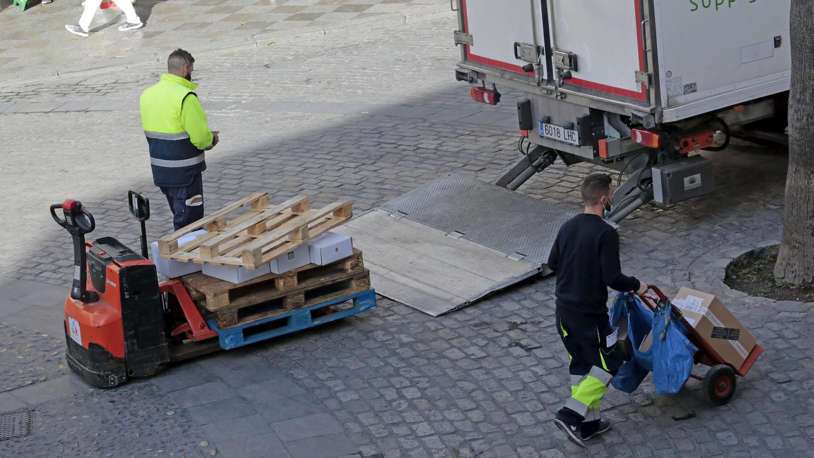 Trabajadores con carretillas en el centro de Jerez.