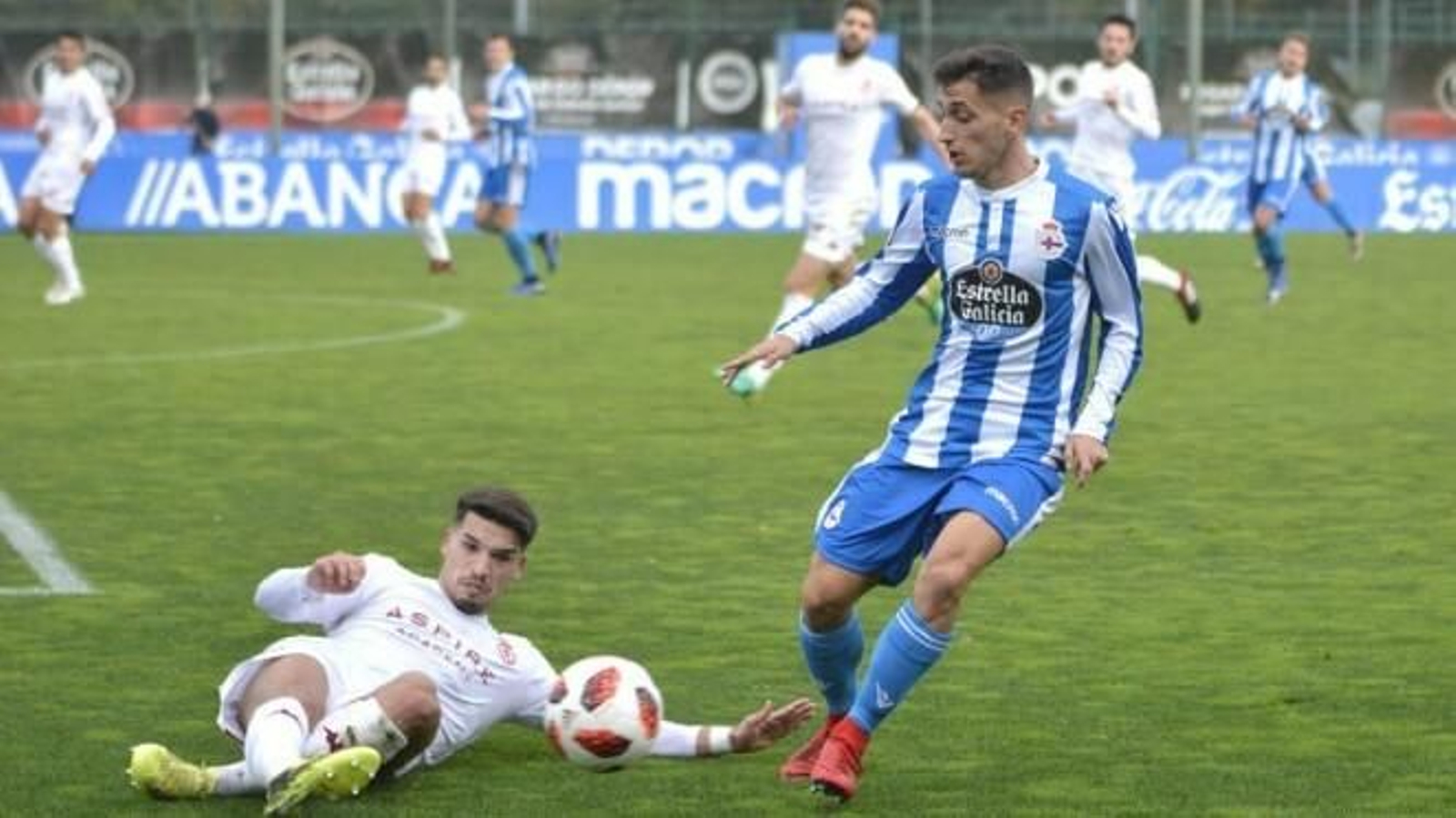 Juanje (d) golpea el balón en un partido del Deportivo Fabril, su último equipo. Juanje (d) golpea el balón en un partido del Deportivo Fabril, su último equipo.