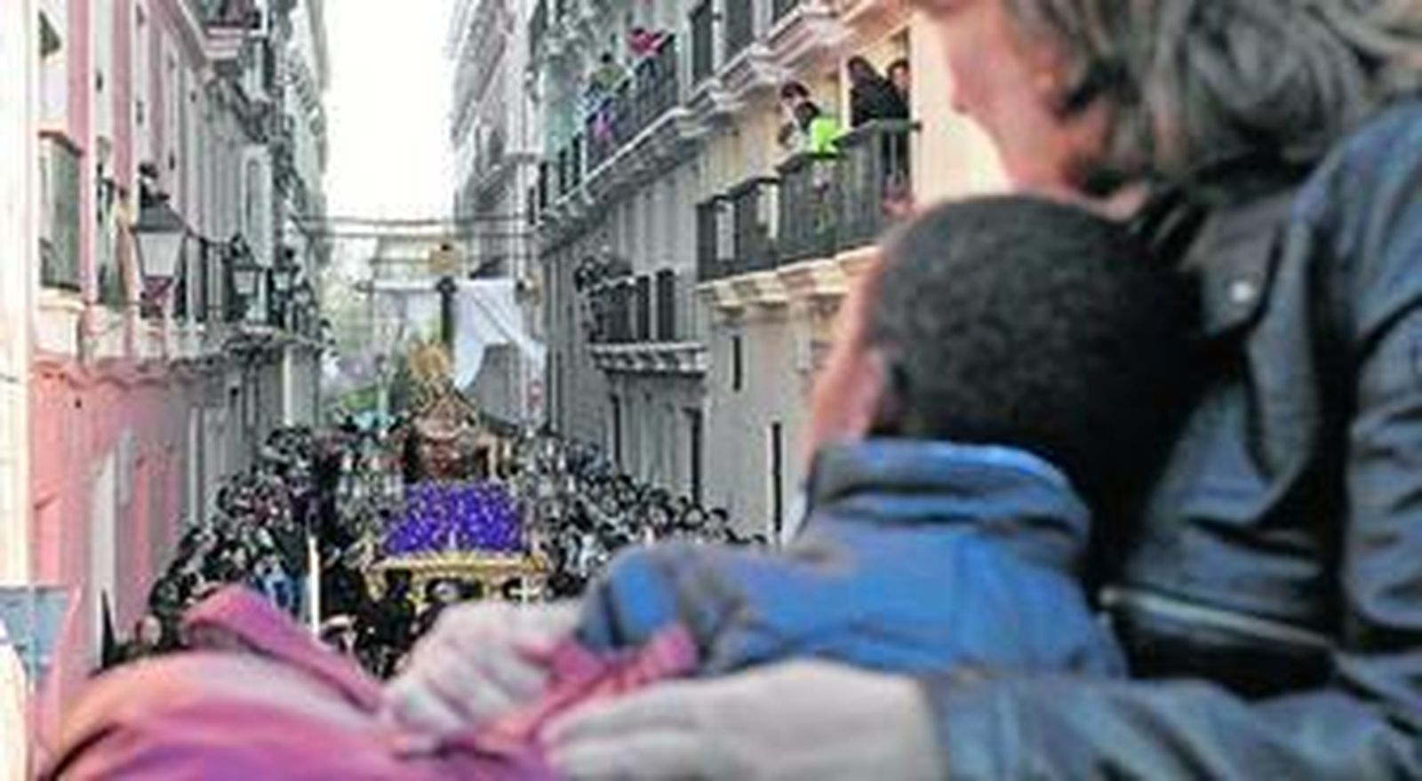 El grupo escultórico de la cofradía del Caminito durante su recorrido por las calles del barrio de San Carlos al comenzar la estación penitencial.