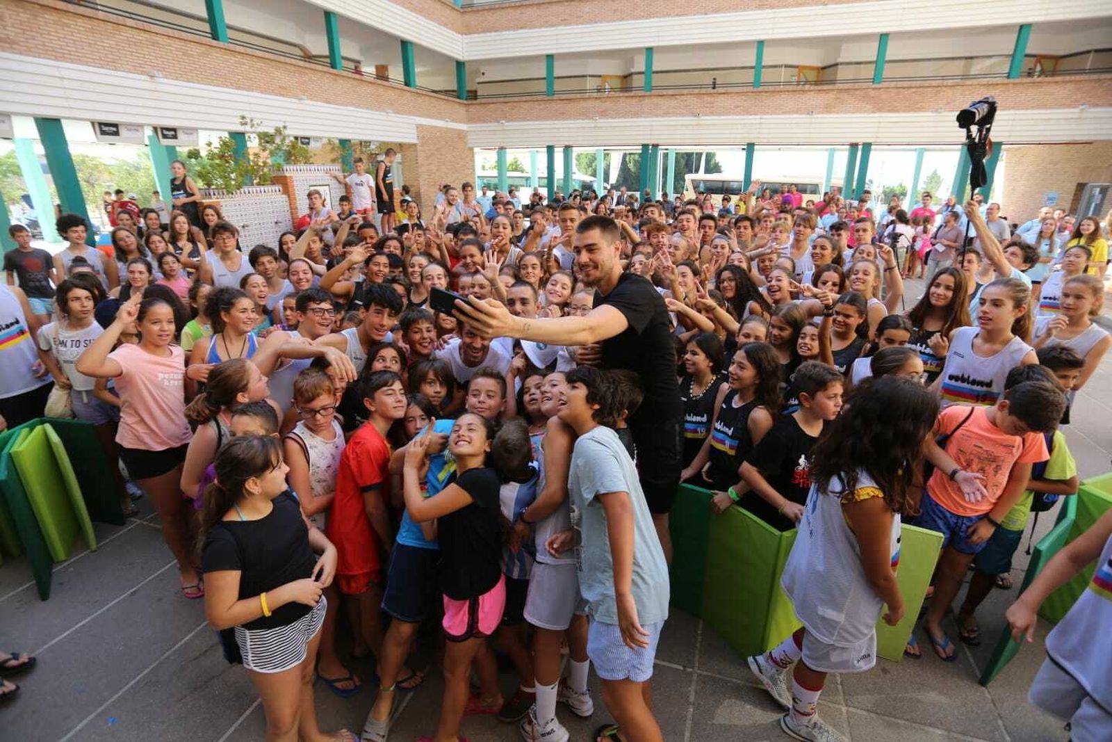 Las fotos de la visita de Juancho Hernangómez al Campus WOB CaixaBank