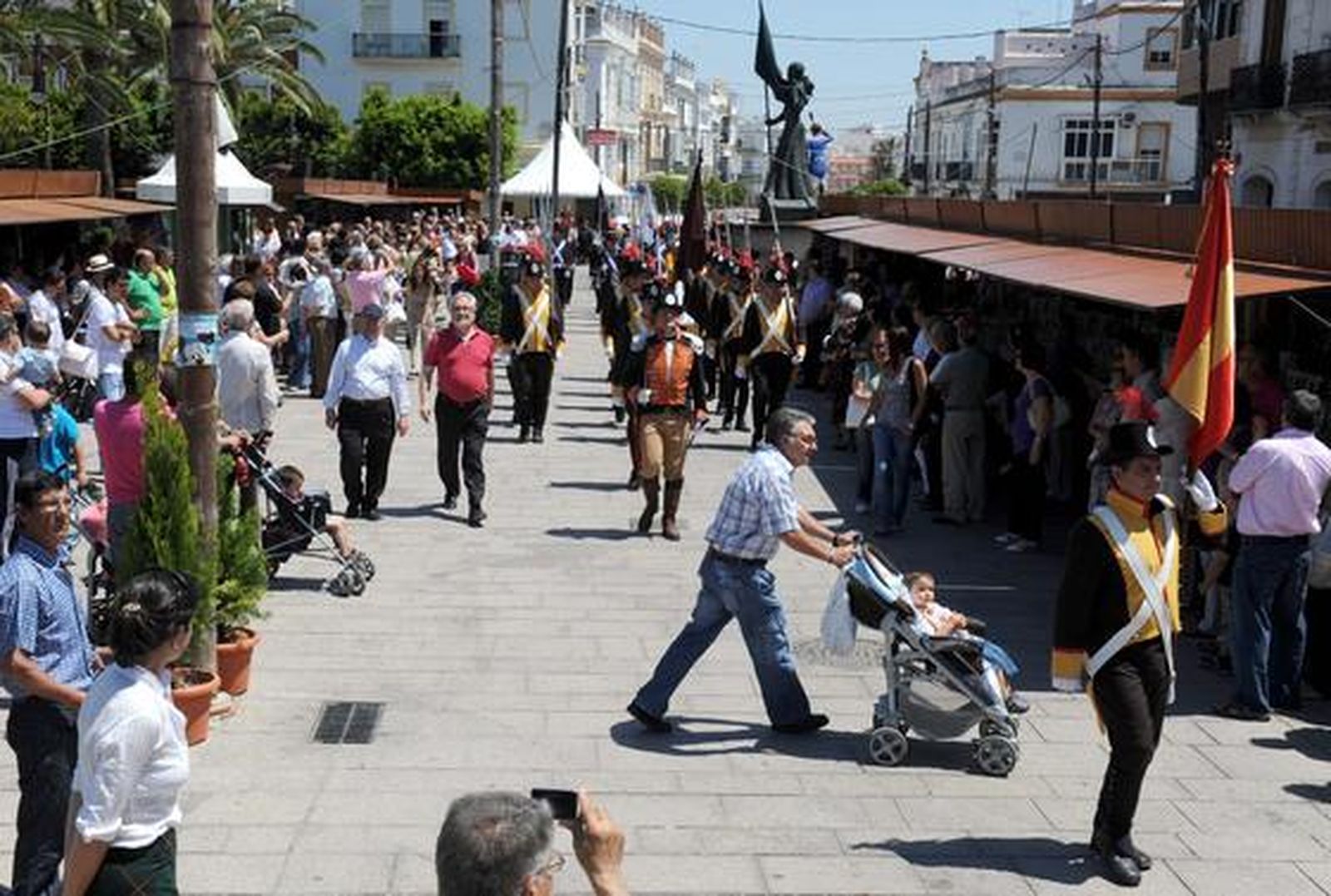Unas 200 personas participan en el desfile de presentación del pendón de Fernando VII, recuperado para el Diez, ataviados con uniformes históricos.

Foto: Elias Pimentel