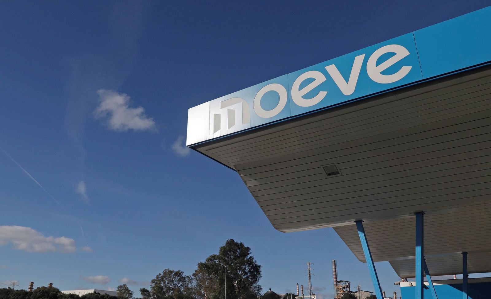 Estación de servicio de Moeve junto al parque energético San Roque