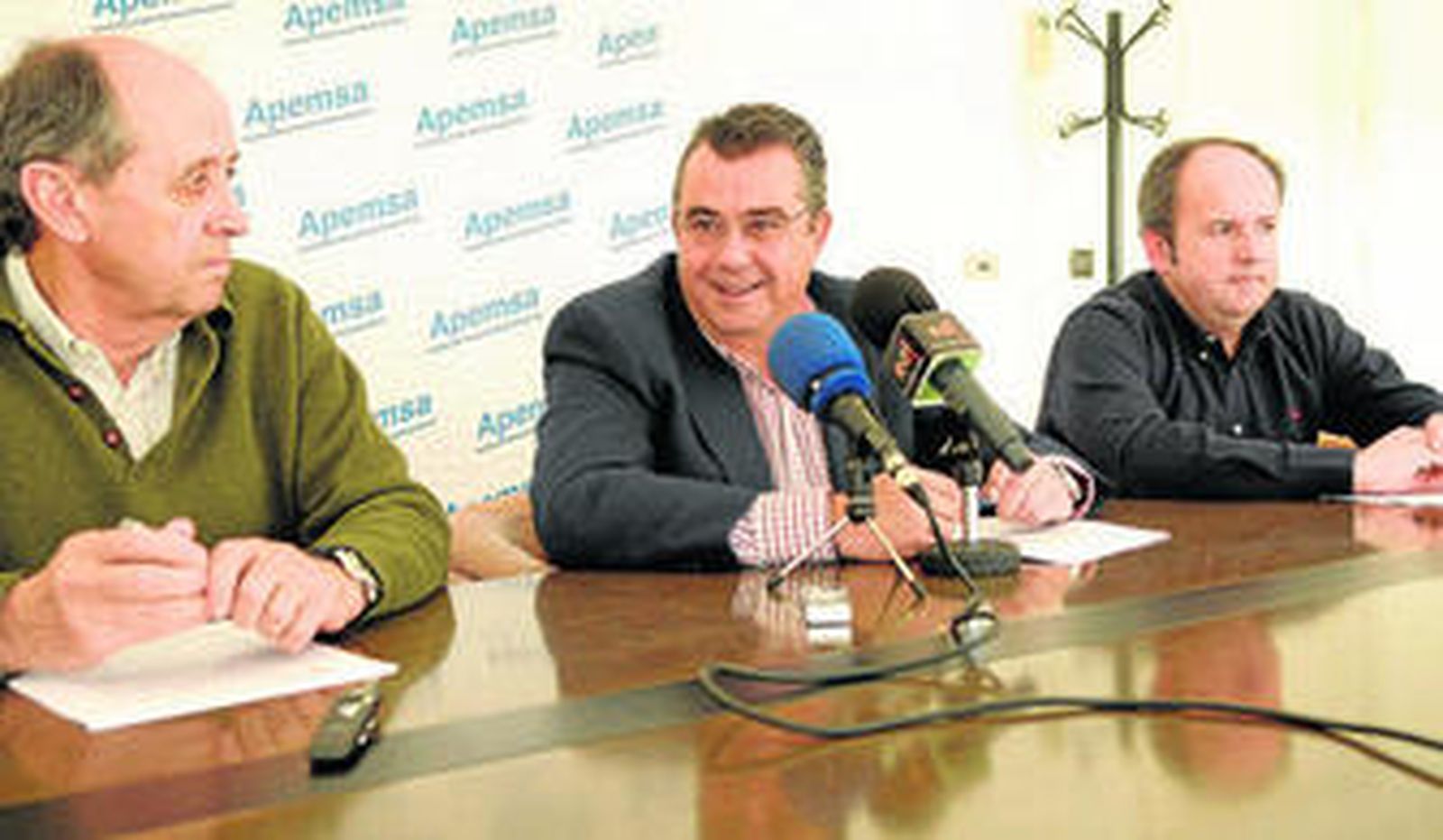 El alcalde Enrique Moresco, junto al gerente de la empresa municipal Juan Campos (izq.) y el consejero delegado, Daniel Pérez.