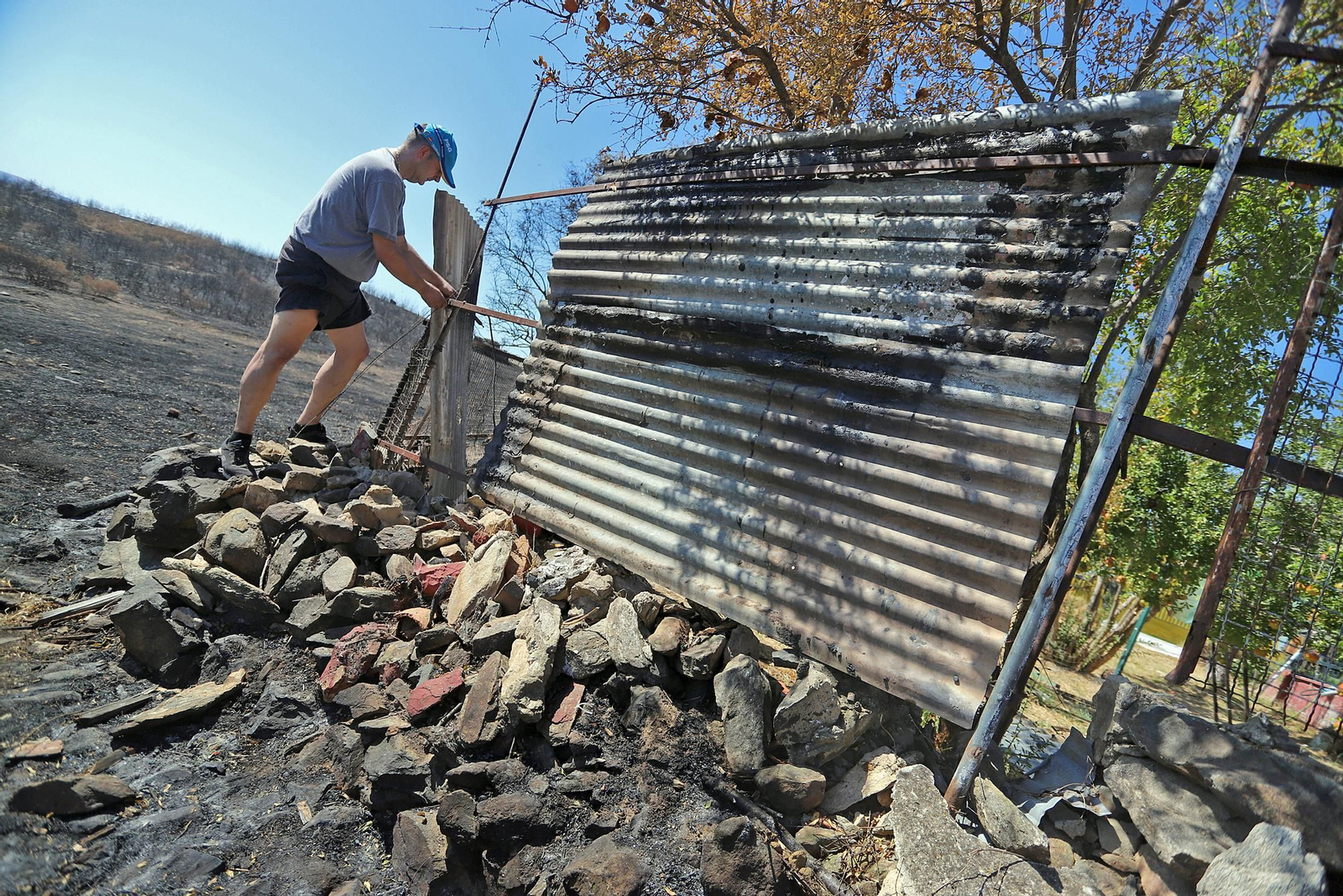 Imágenes de las zonas devastadas por el incendio de Almonaster la Real
