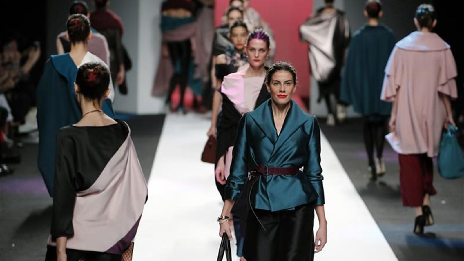 La gimnasta debutó sobre la pasarela con Ulises Mérida.