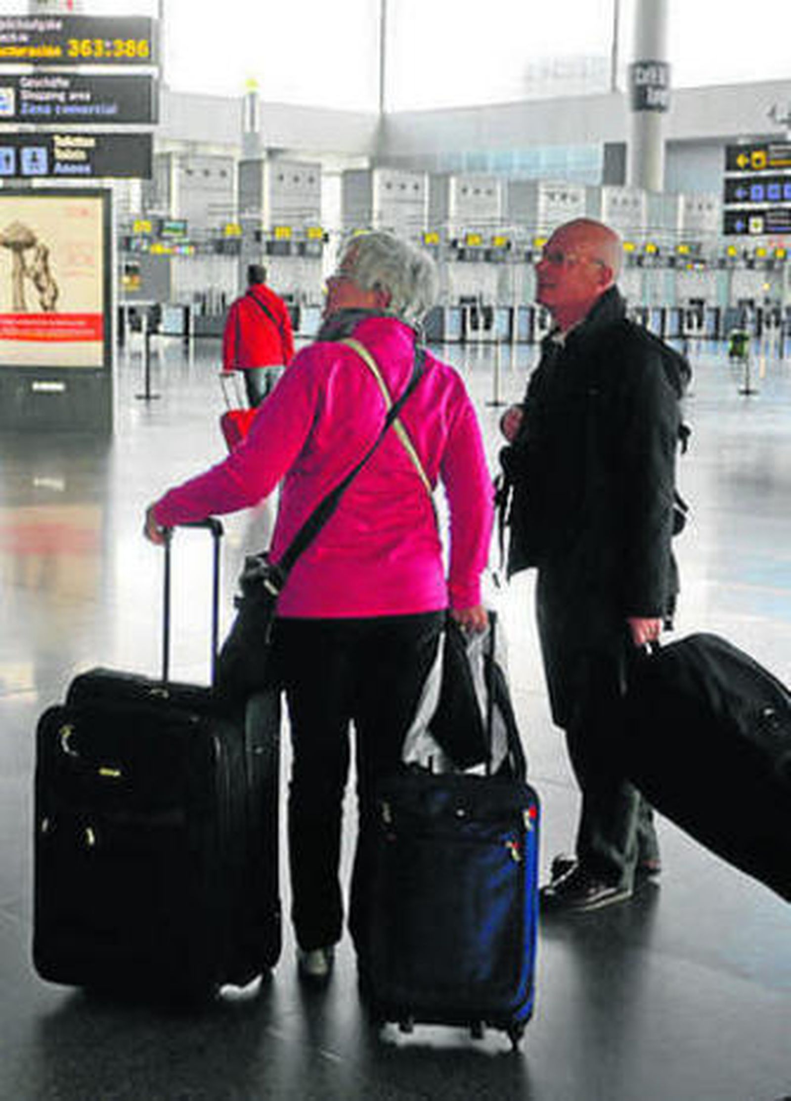 Dos turistas en el aeropuerto.