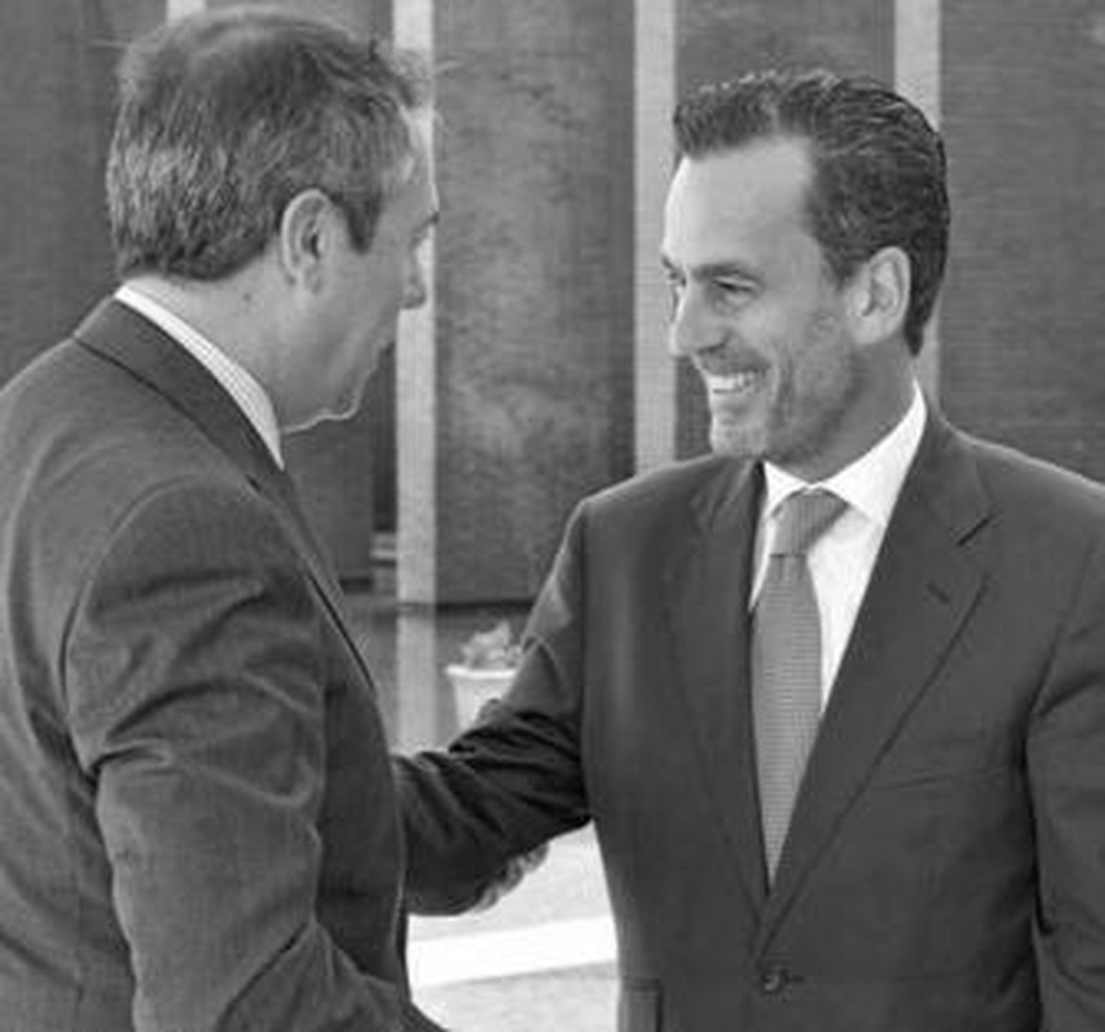 El alcalde sevillano, Juan Espadas, y el presidente de Altadis, Juan Arrizabalaga.