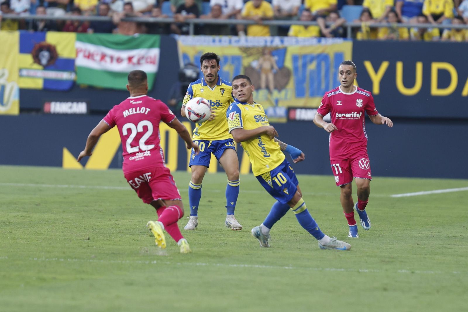 Búscate entre las fotos del partido de fútbol Cádiz CF - CD Tenerife de la Liga Hypermotion