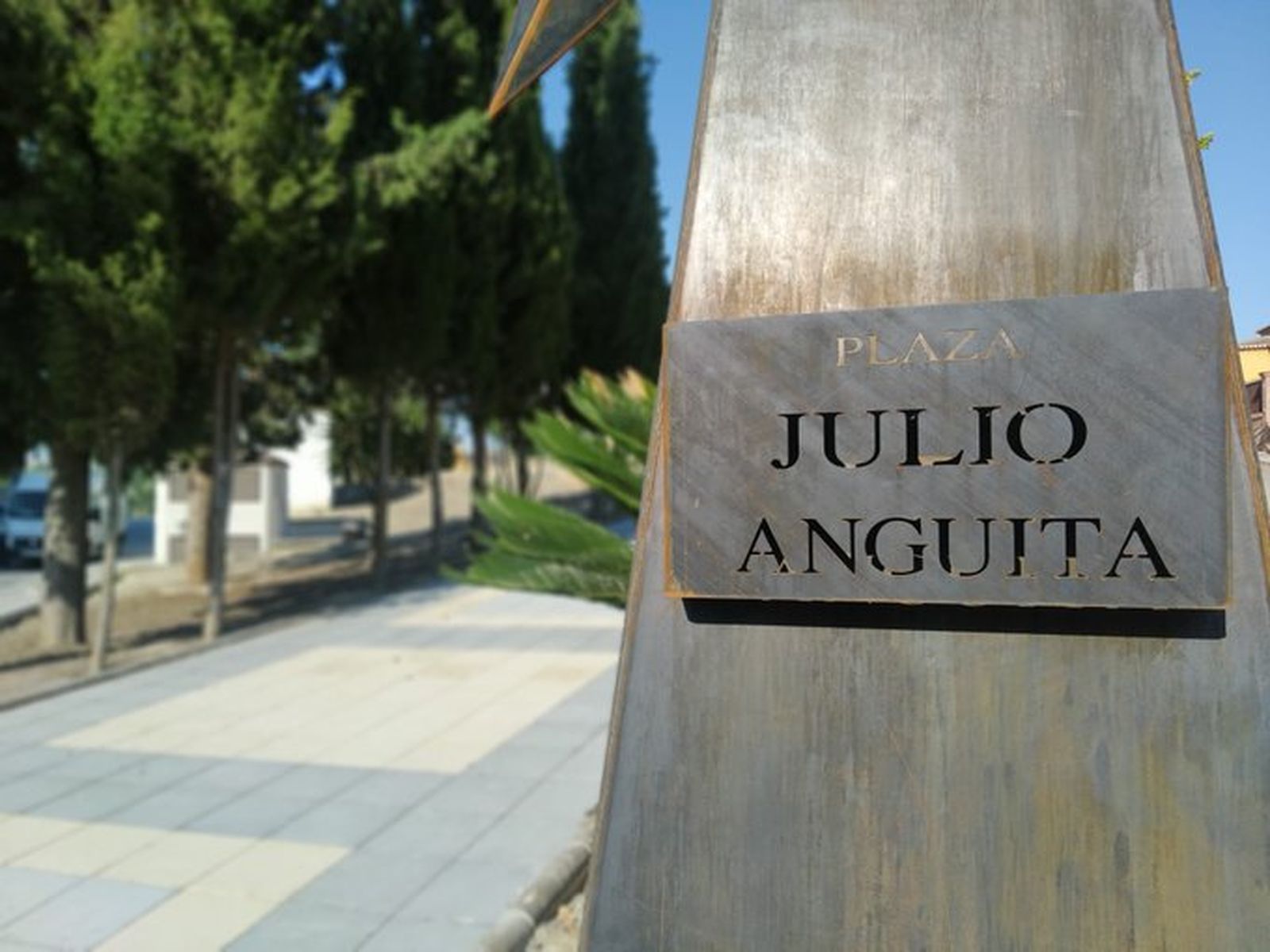 Detalle del monumento a Julio Anguita en Láchar.
