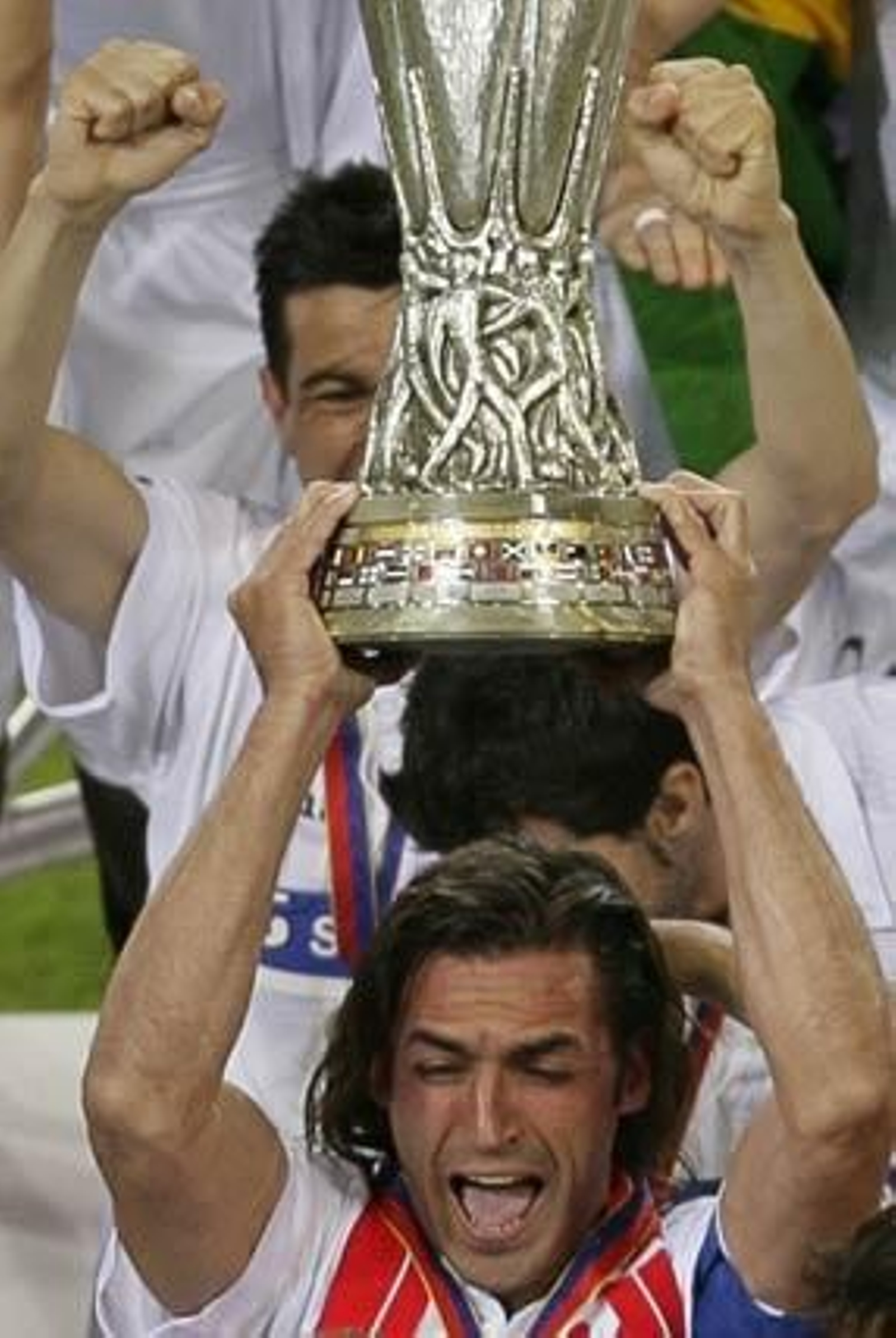 2005: Javi Navarro alza la primera Copa de la UEFA del Sevilla.  Foto: Michael Kooren (Reuters)