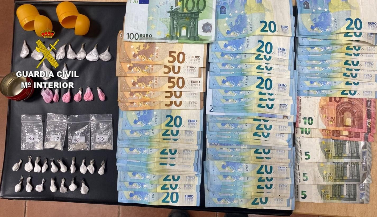 Drogas y dinero incautado por la Guardia Civil.