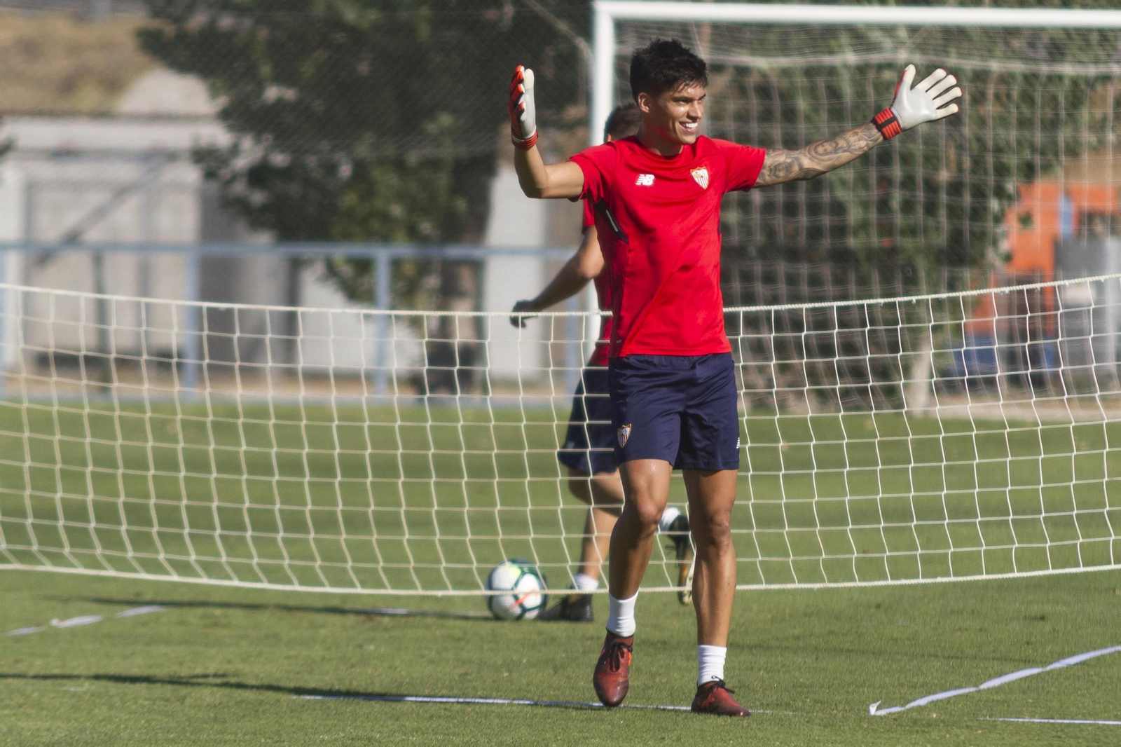 Joaquín Correa bromea en el entrenamiento de ayer luciendo unos guantes de portero.