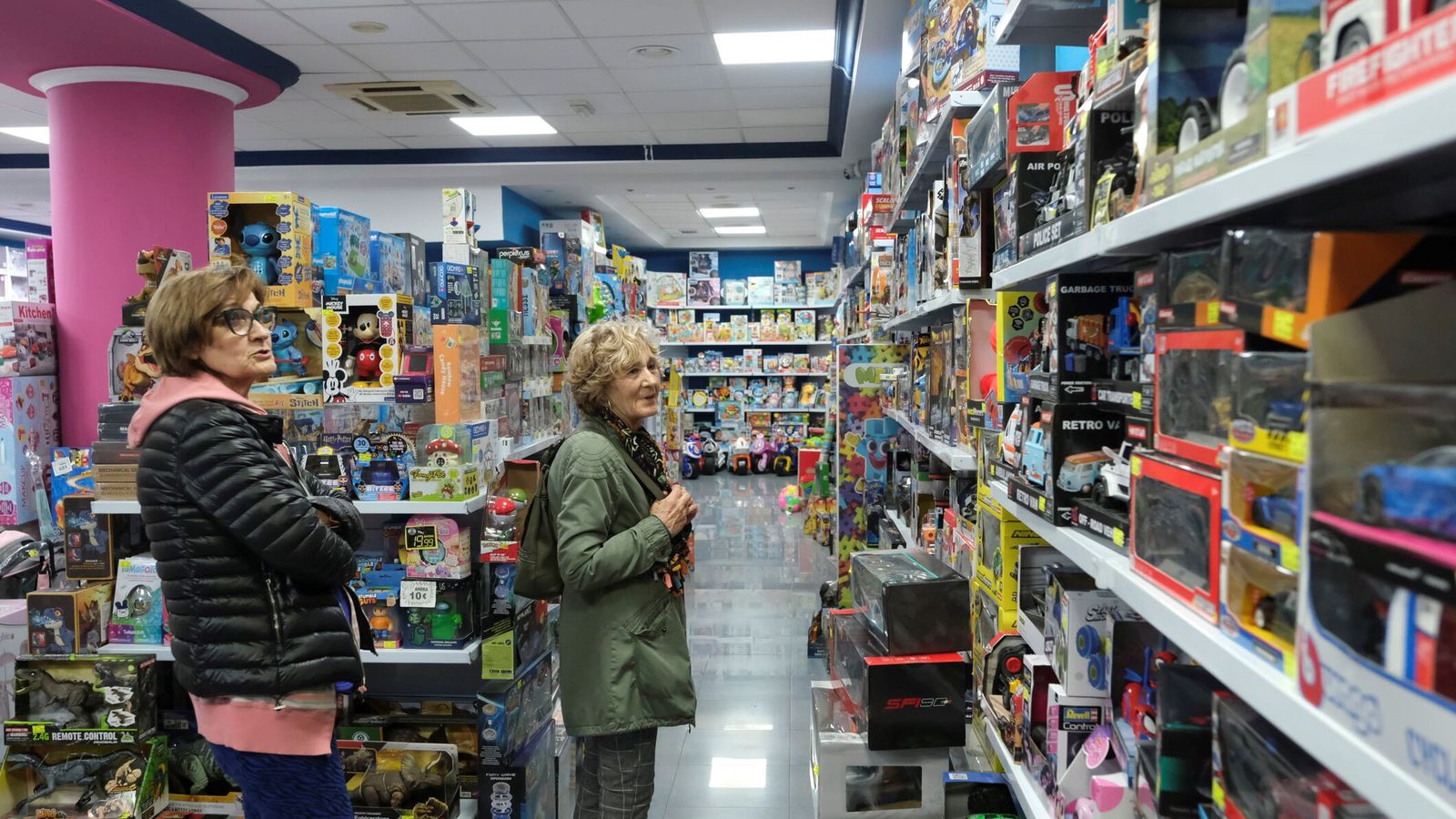 Los comercios de proximidad son siempre la mejor opción y Superjuguete, en Nueva Andalucía o en La Cañada, es el lugar ideal para elegir los regalos de Papá Noel o de Reyes Magos