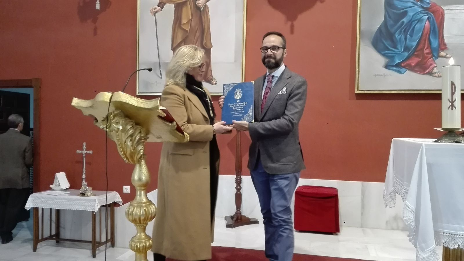 Juan José Carrera recibe las pastas para el pregón del Rocío de manos de Ana Ortiz.