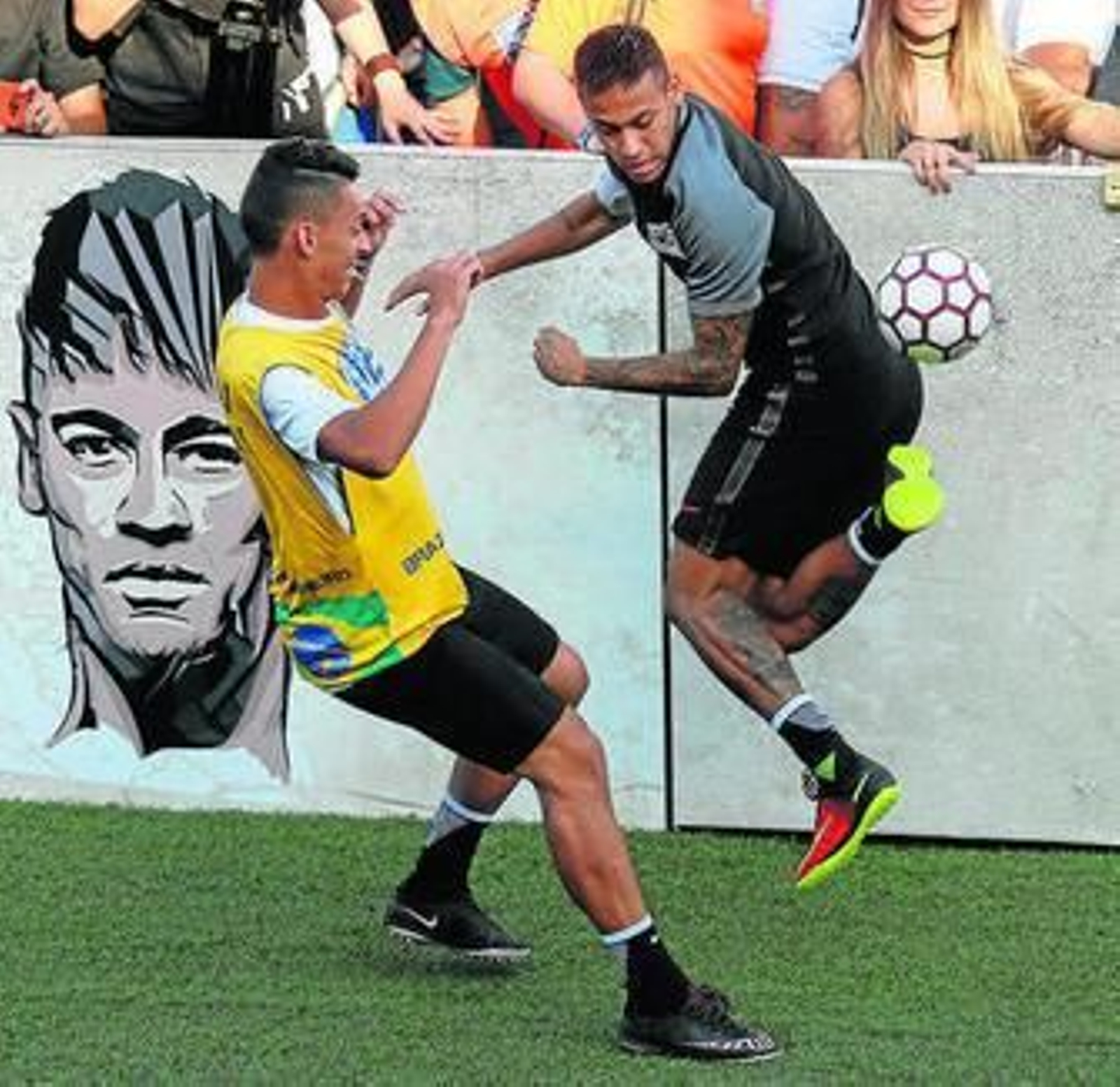 Neymar realiza una filigrana para regatear a un rival.