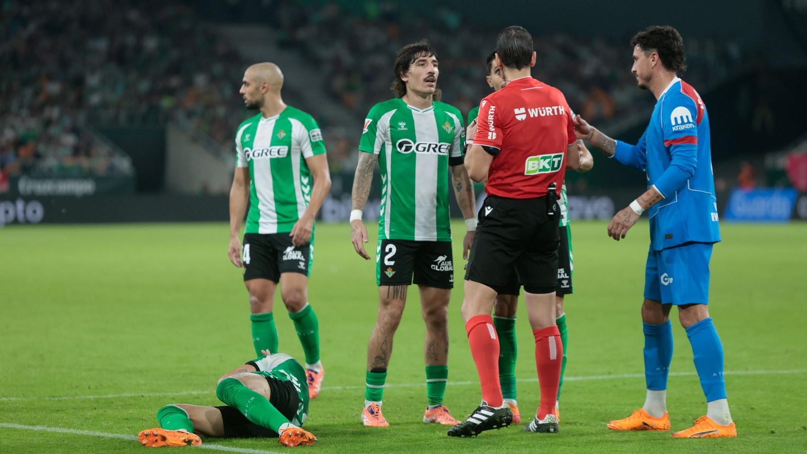 Bellerín protesta a Martínez Munuera durante el encuentro con el Atlético.
