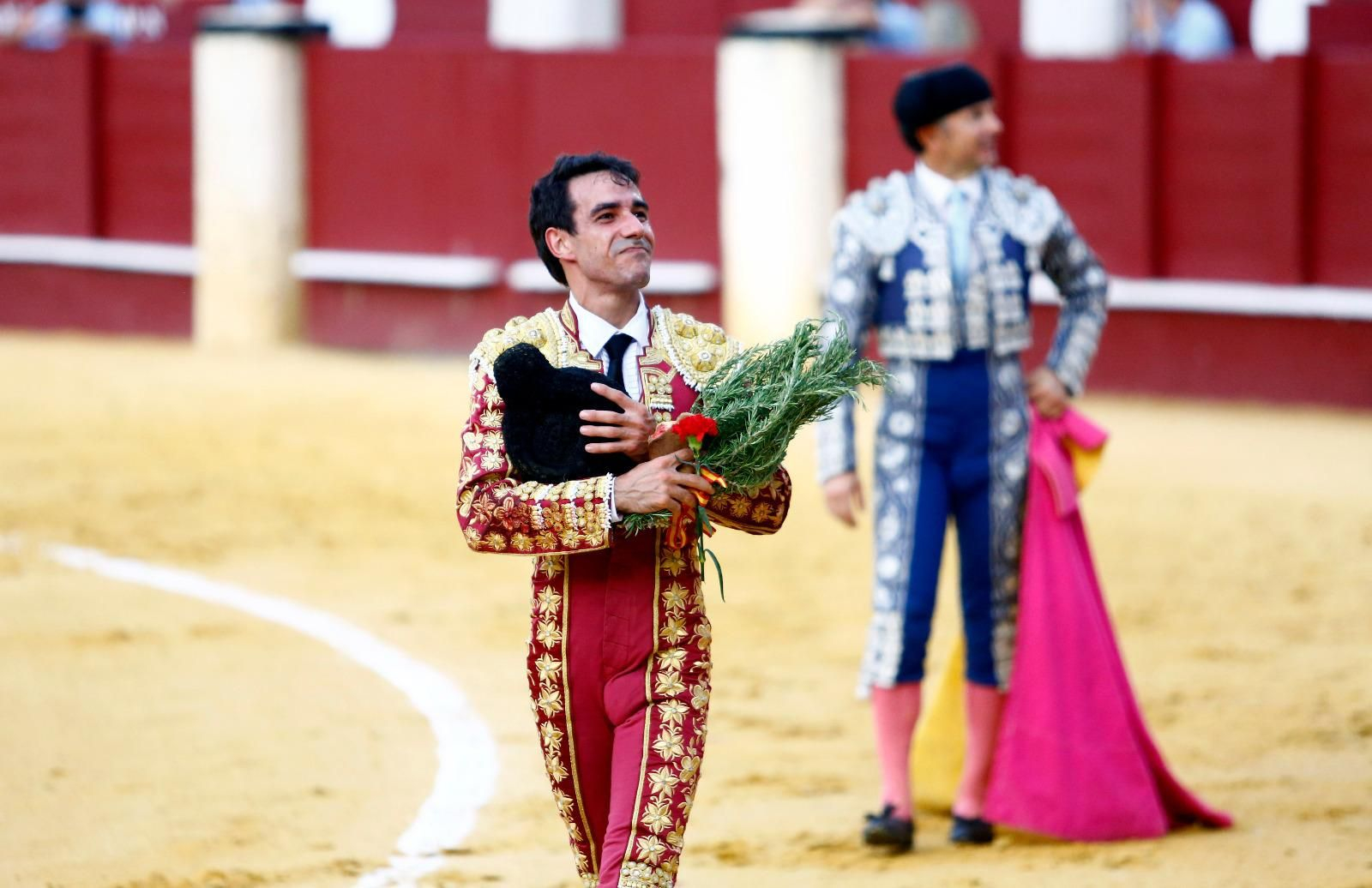 El novillero pasea el único trofeo del festejo
