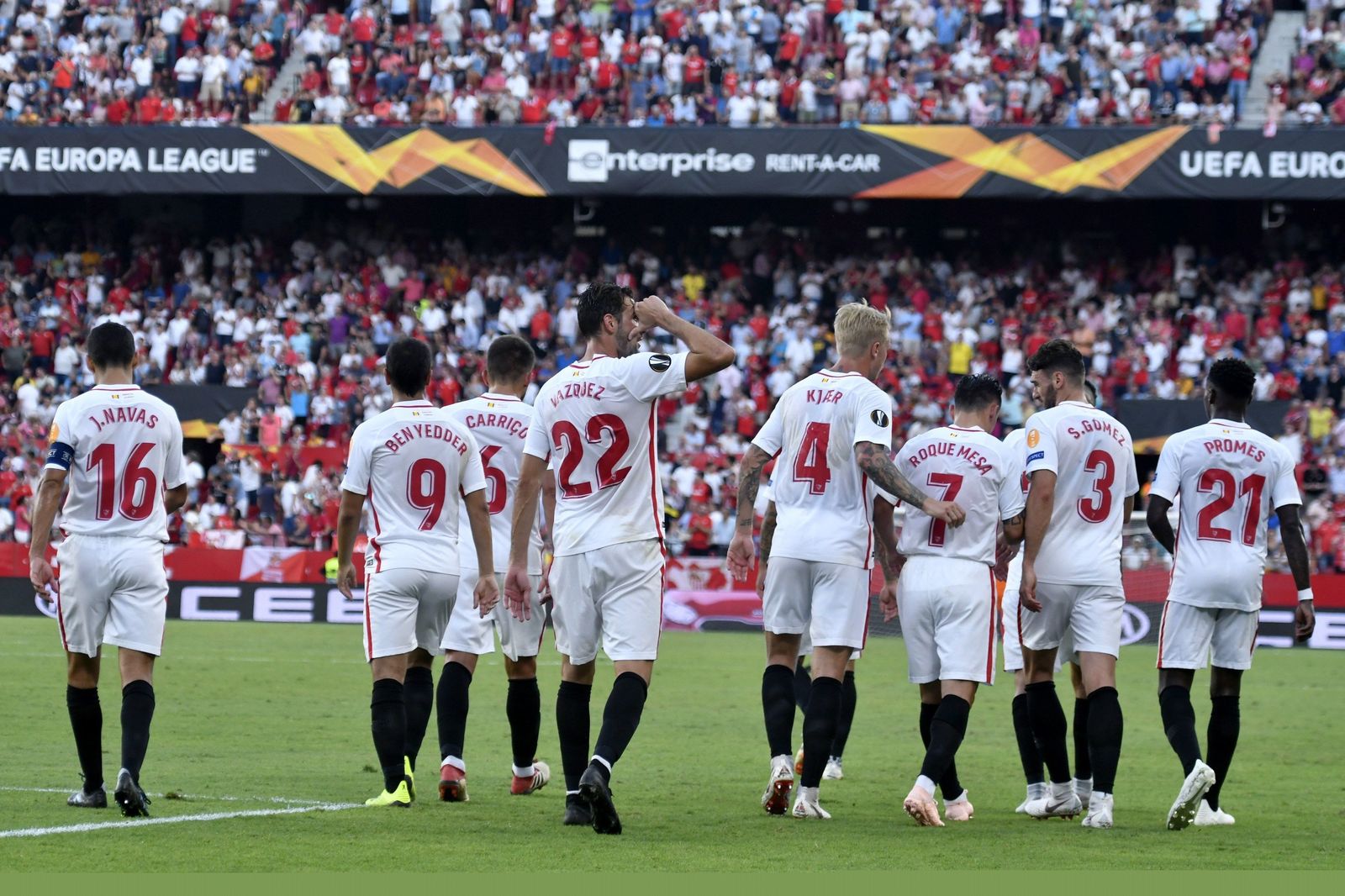 Jugadores del Sevilla celebran uno de los cinco goles anotados ante el Standard de Lieja.