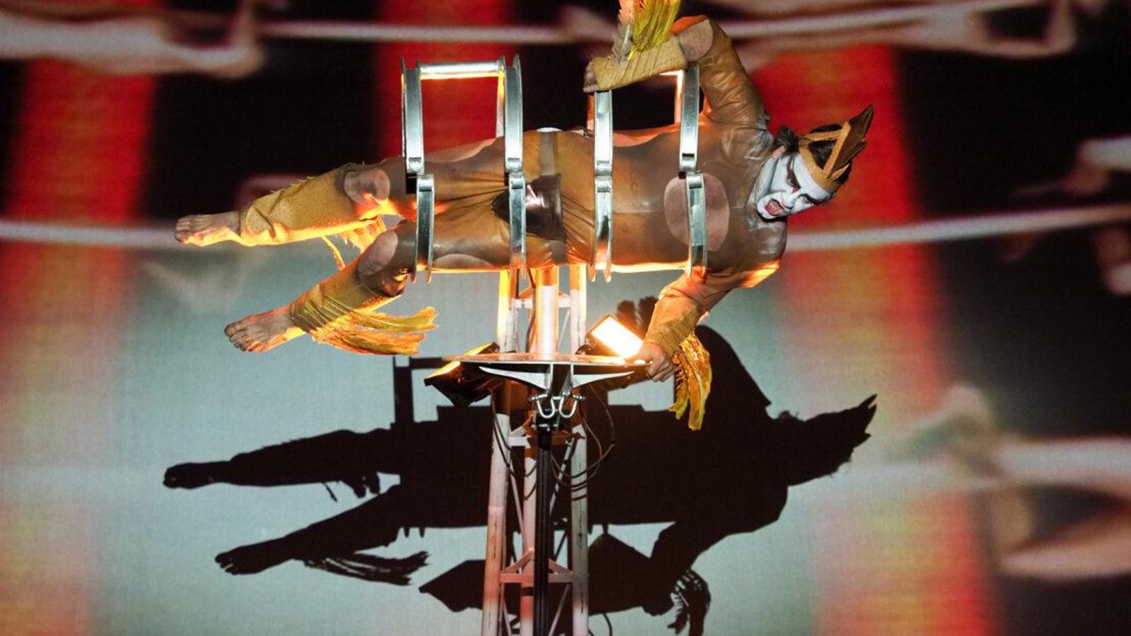 Algunos de los numeros se llevan a cabo sobre grúas a gran altura.