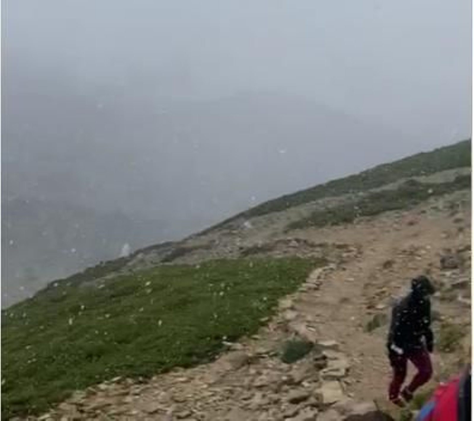 Un hombre, en la subida al Torrecilla Un hombre, en la subida al Torrecilla