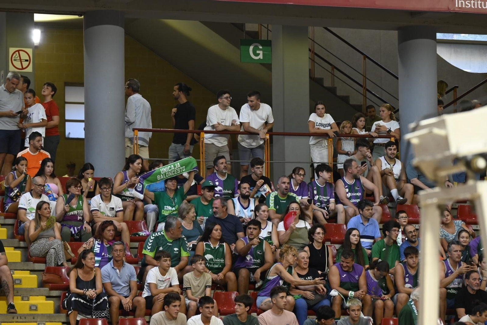 Las mejores fotos del ambiente en Vista Alegre para el Covirán Granada - Unicaja Málaga