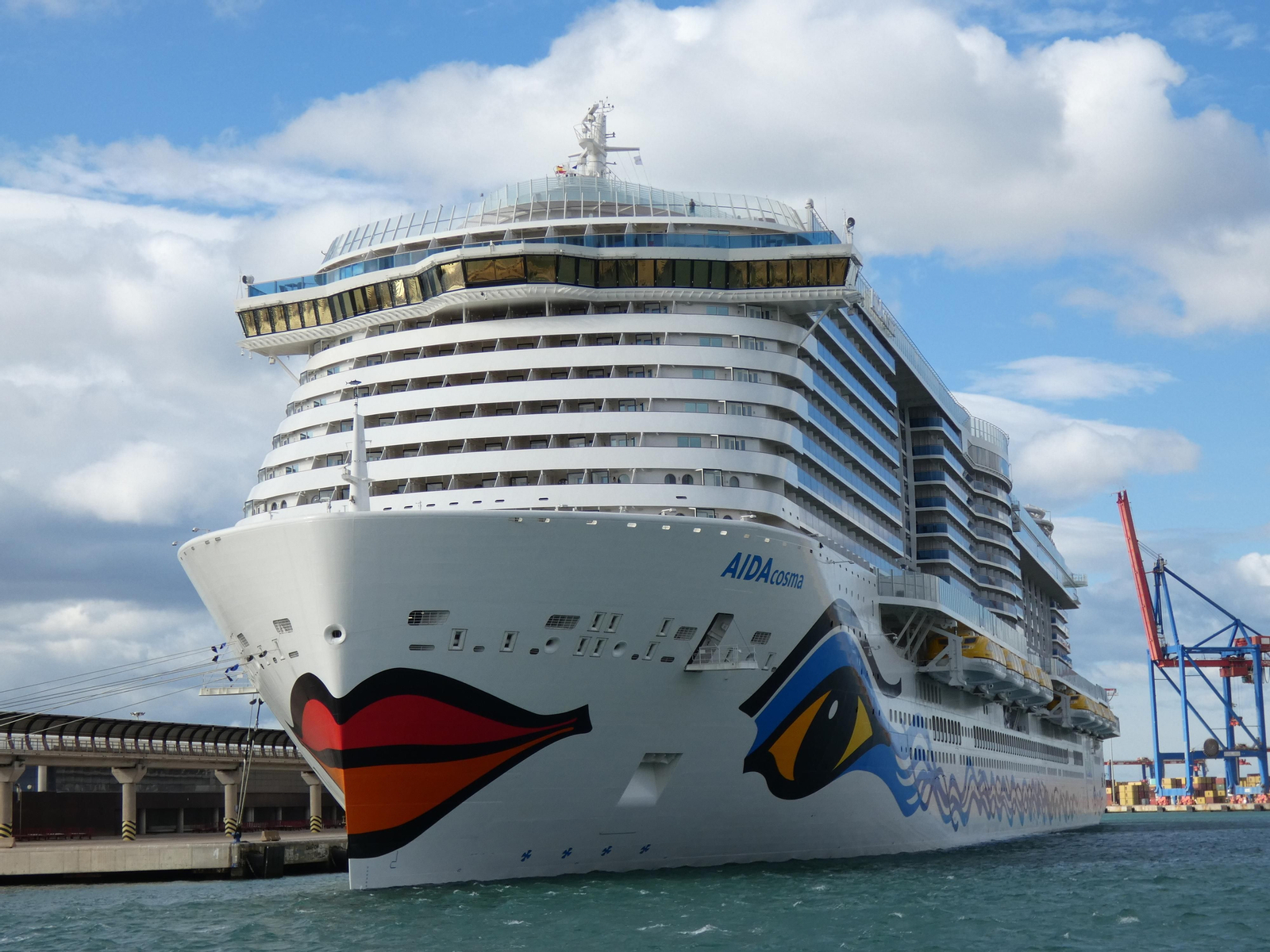 'AIDAcosma' atracado este miércoles en su primera escala malagueña.